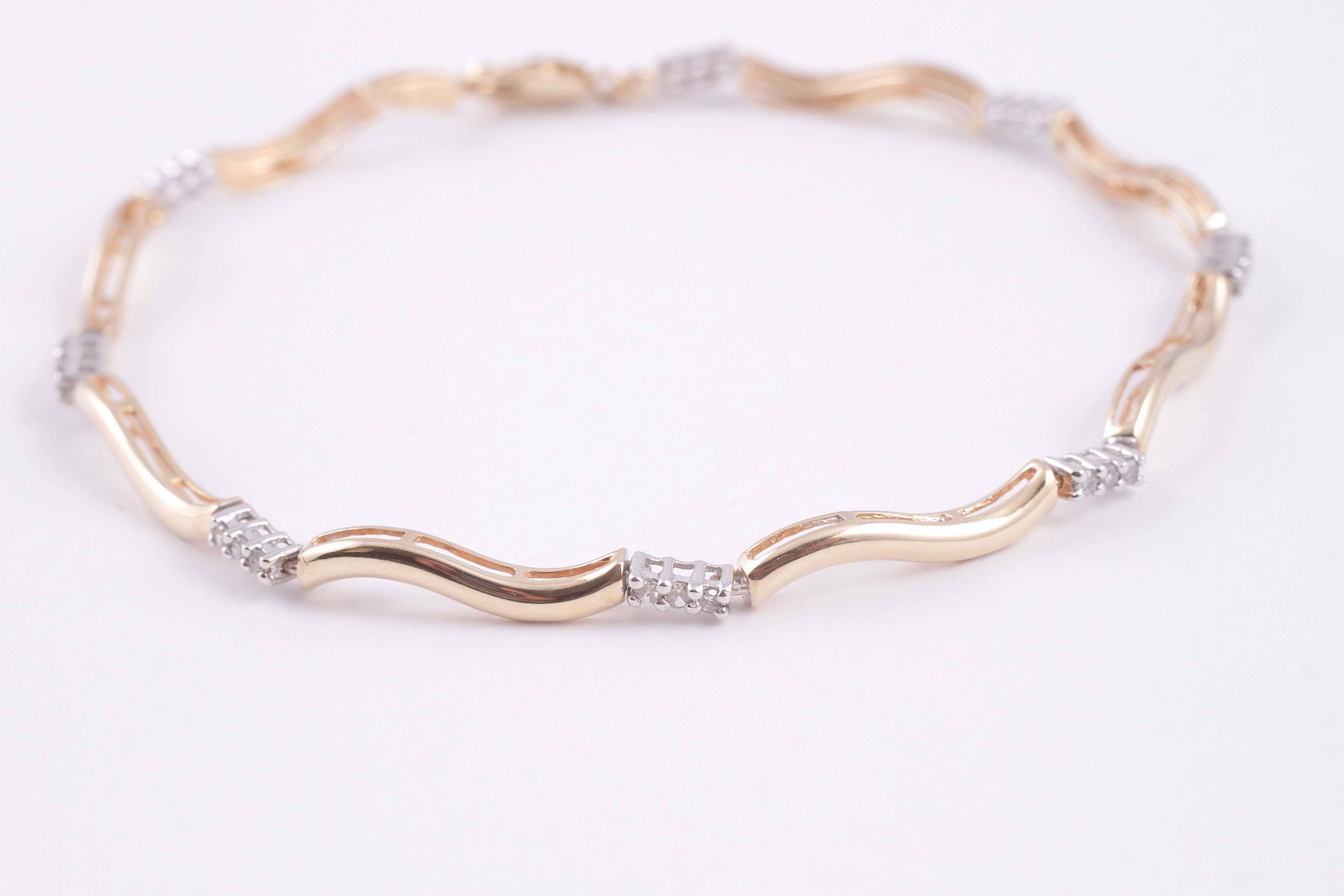 Yellow Gold Diamond Stackable Bracelet In Excellent Condition In Dallas, TX