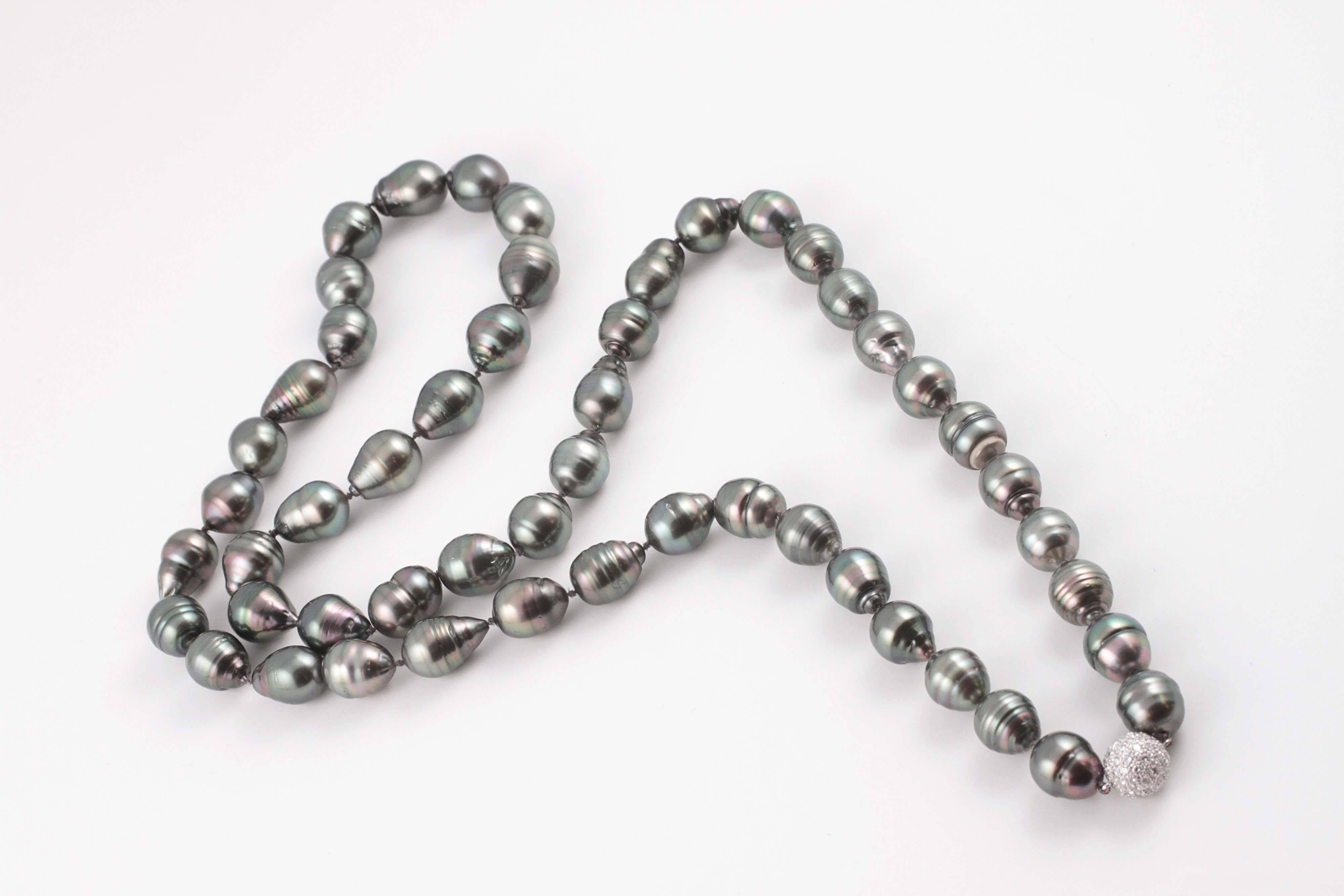 Beautiful baroque pearls in natural colors of gray and aubergine, they measure from 13.90 mm x 12.10 mm to 16.45 mm x 12.50 mm and the platinum ball clasp supports 2.00 cts of diamonds.