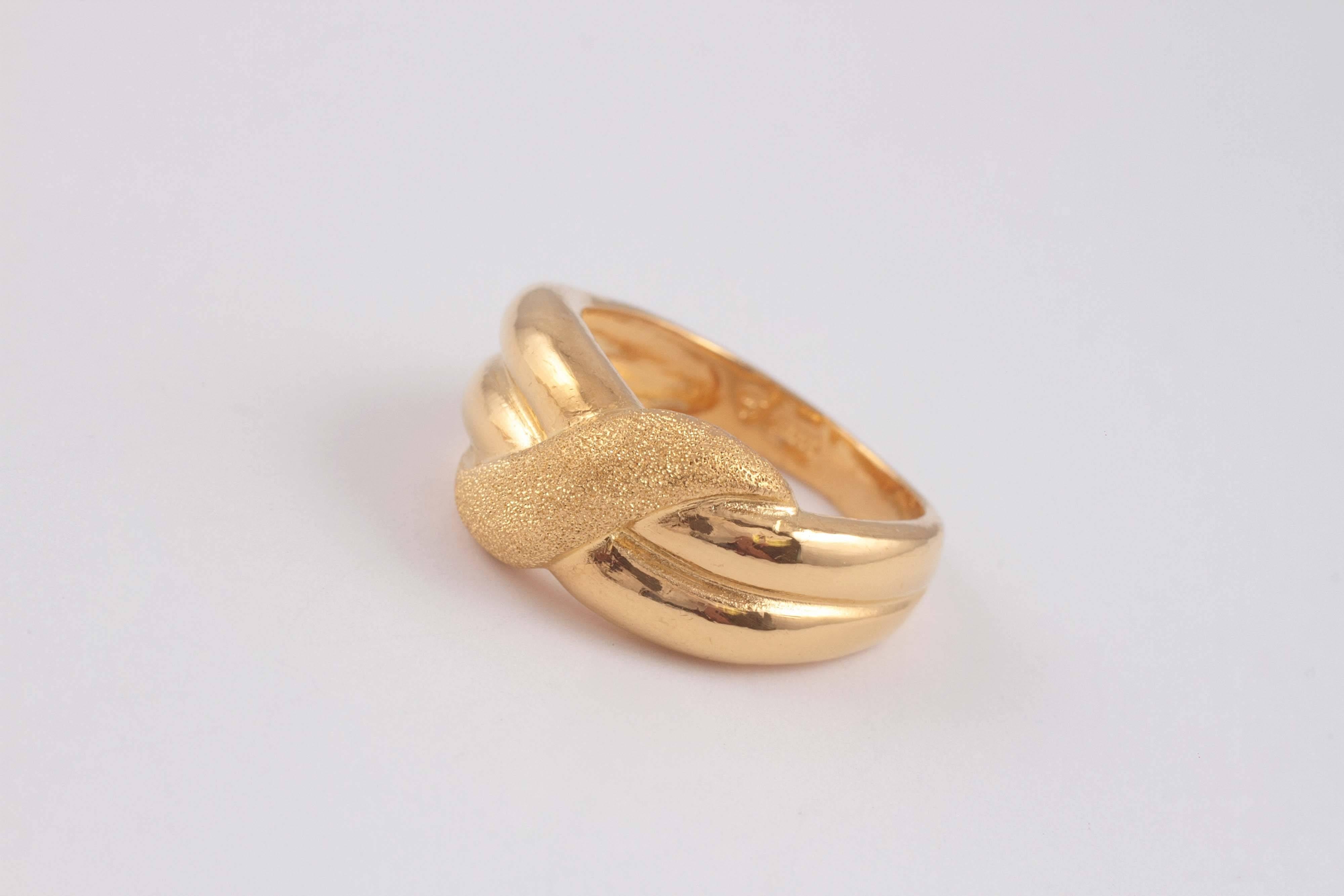 Contemporary 22 karat yellow gold ring