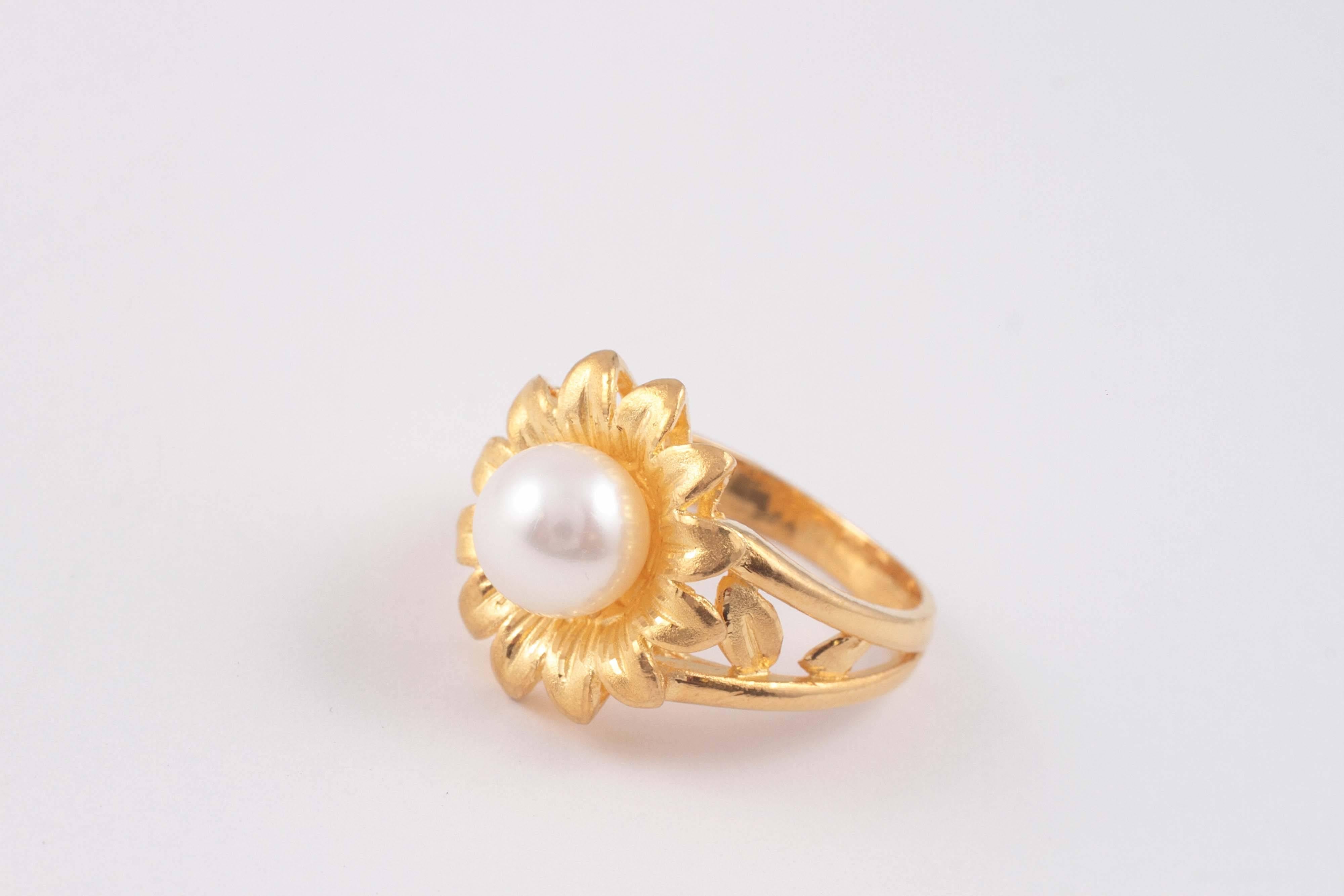 Contemporary 22 karat yellow gold pearl ring