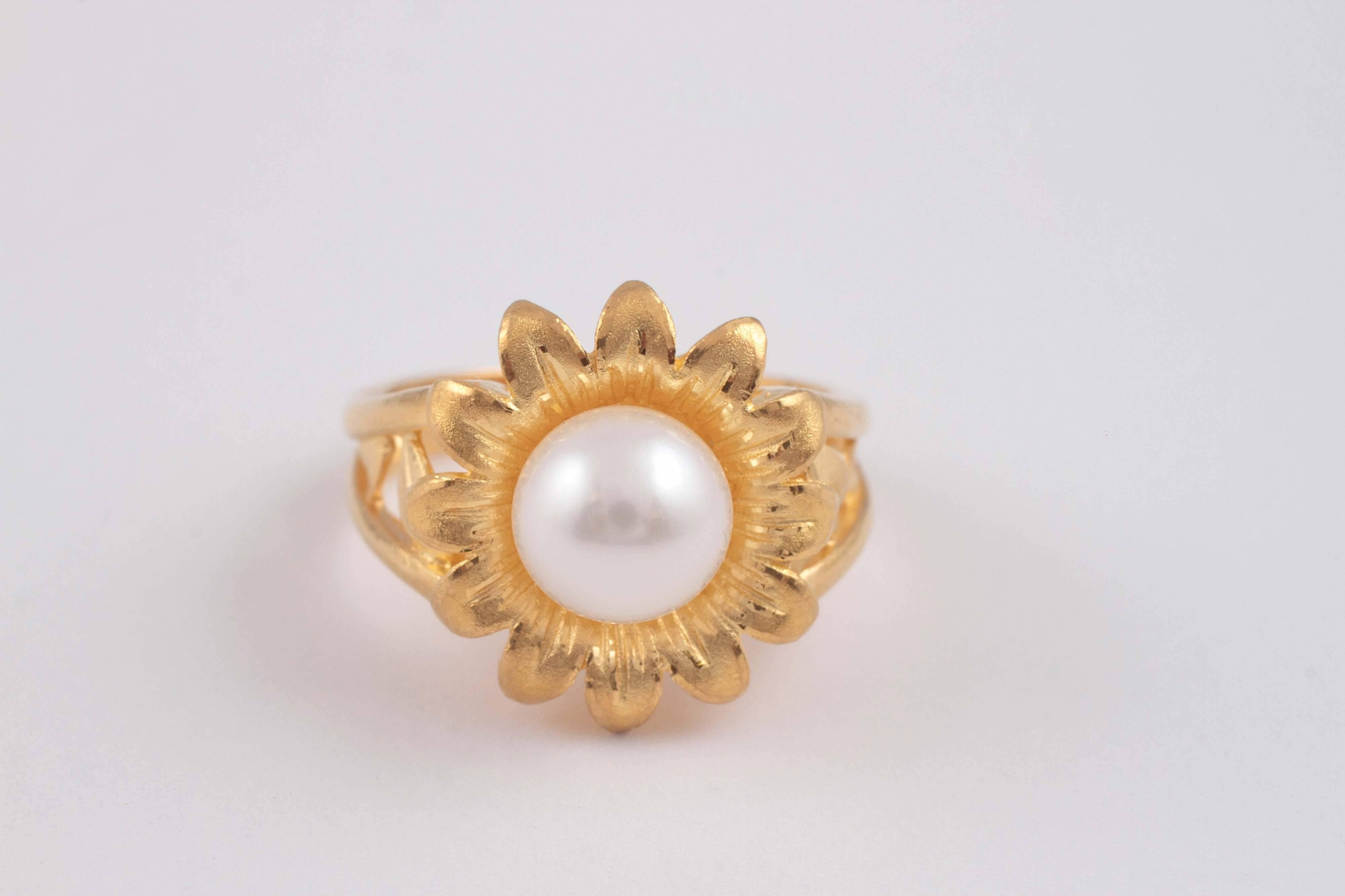 22 karat yellow gold pearl ring In Excellent Condition In Dallas, TX