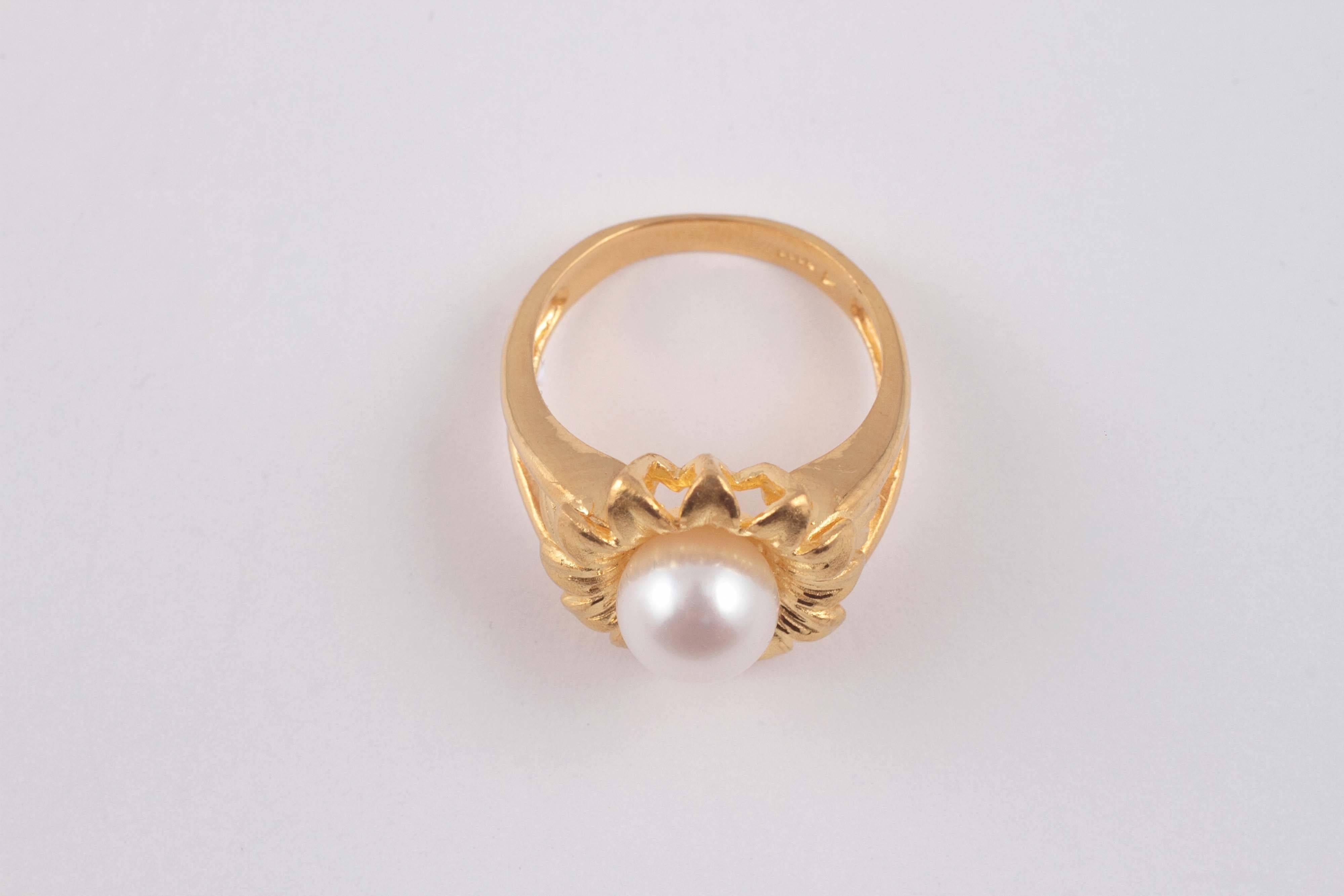 Women's 22 karat yellow gold pearl ring