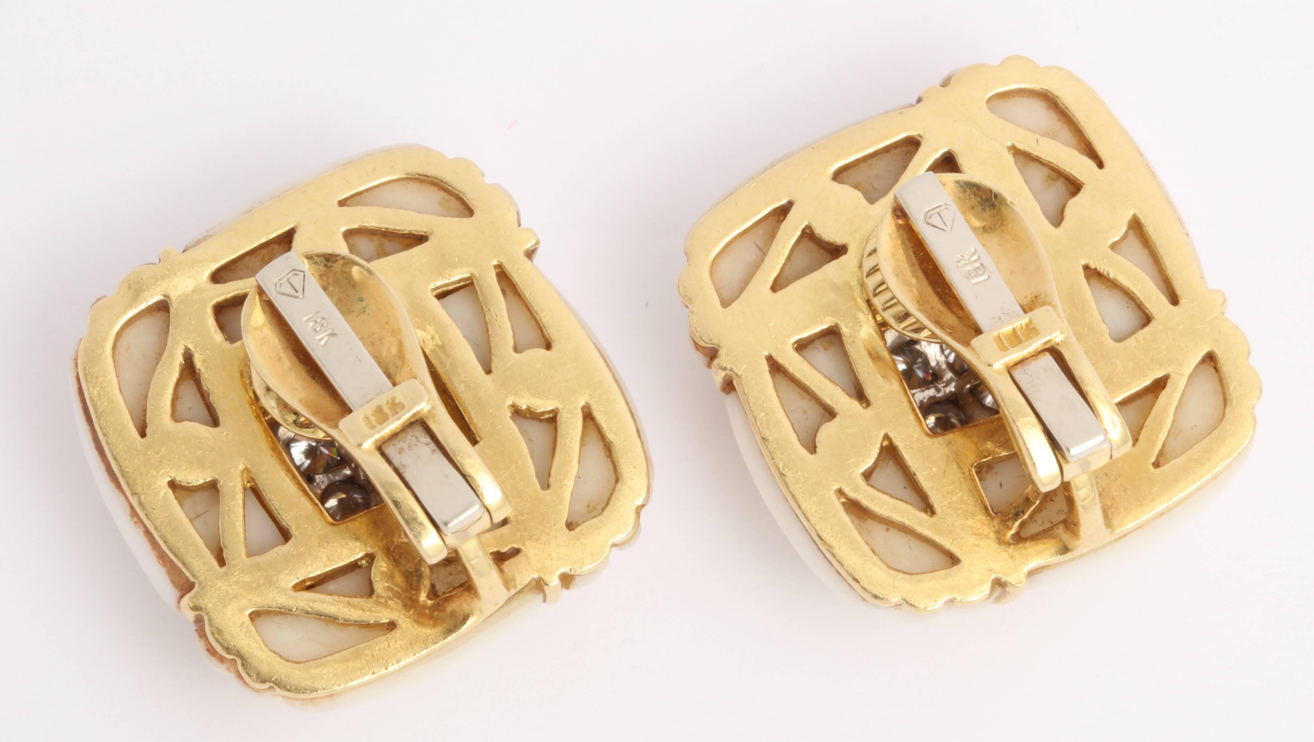 Quadrati di corallo intagliato ultra chic con bordi in oro centrati da 4 diamanti puliti, super bianchi e a taglio pieno.  Splendidamente realizzato. Semplice.... ma super elegante

