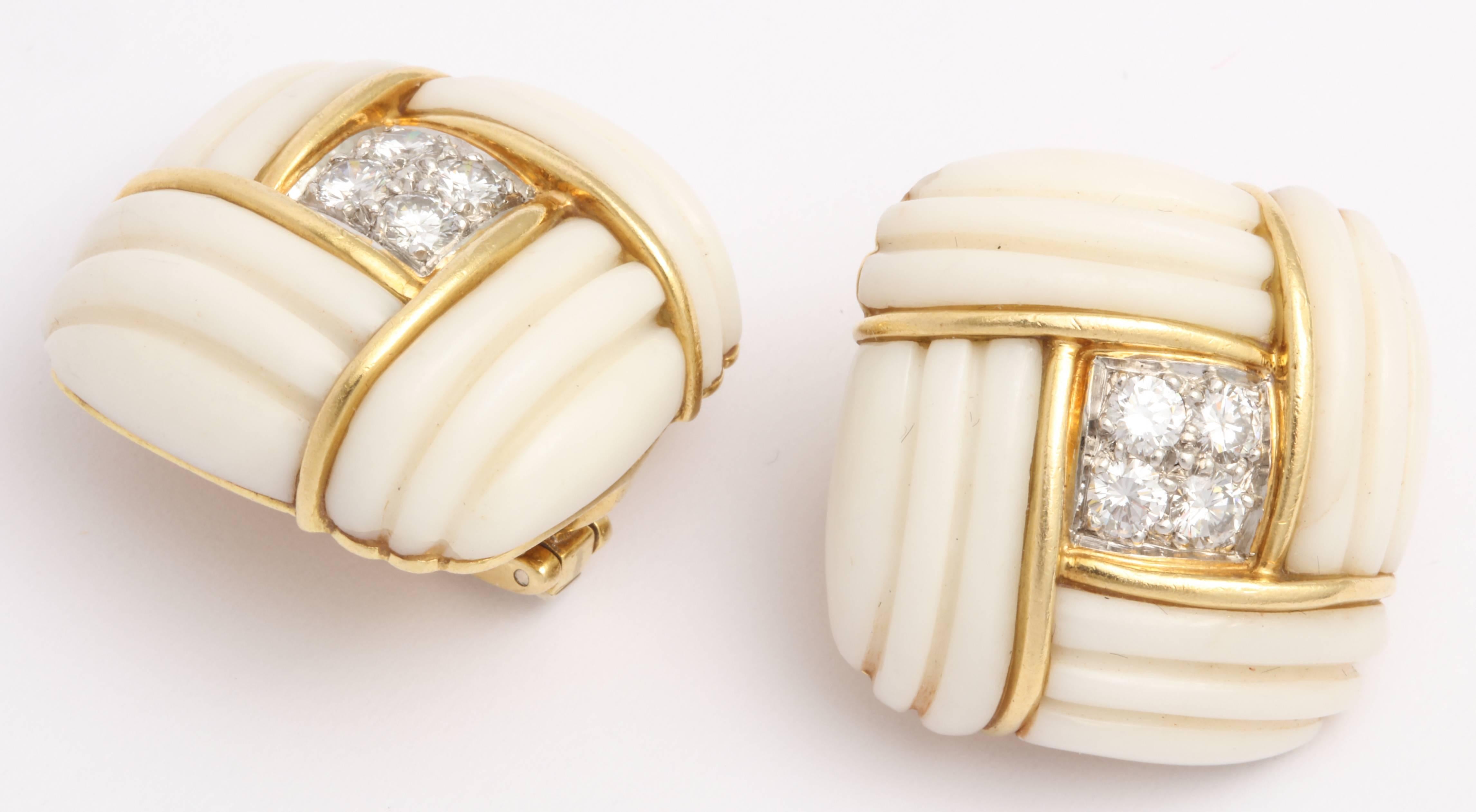 Orecchini in oro con diamante e corallo bianco In condizioni ottime in vendita a New York, NY