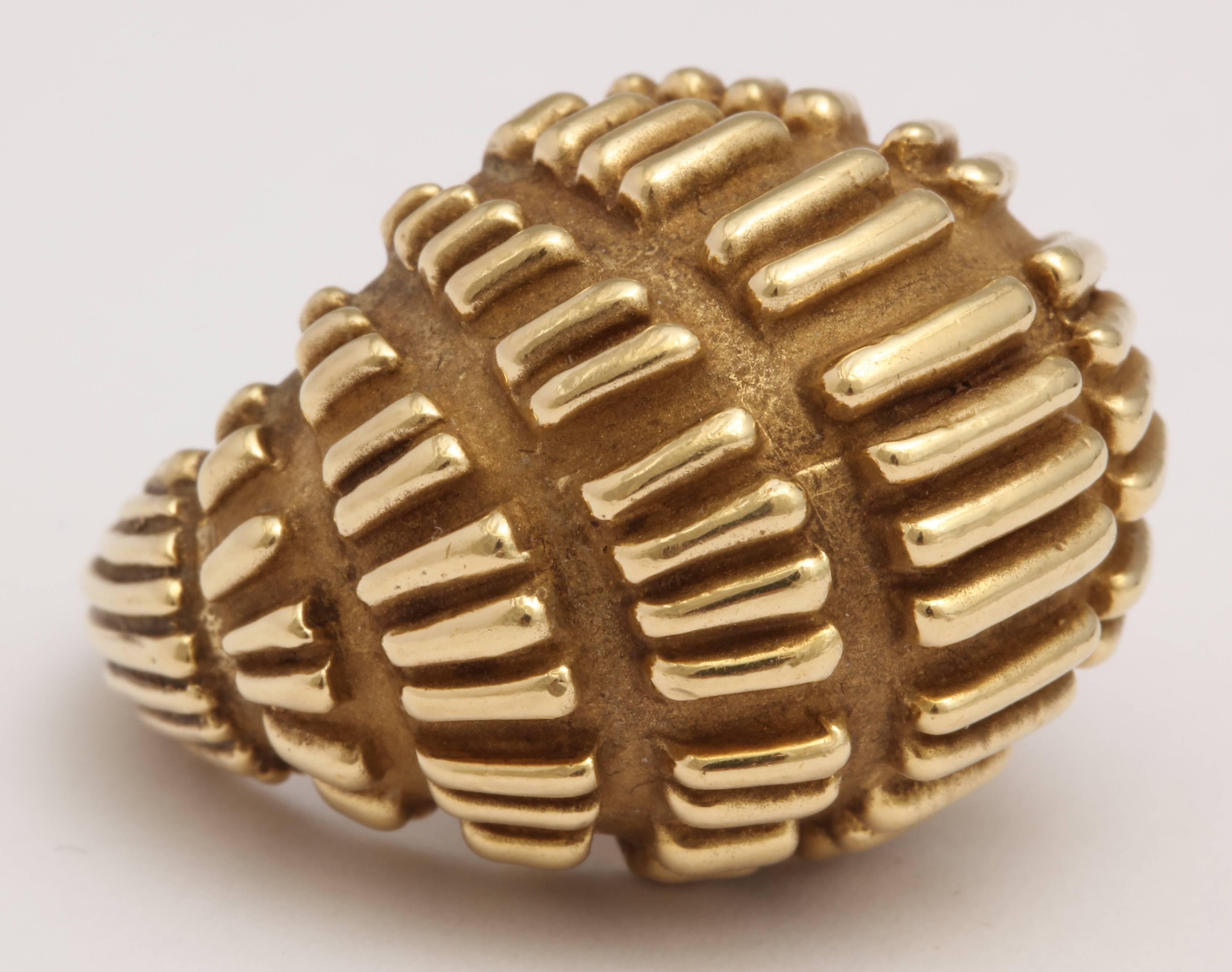 Modernist Bombe Yellow Gold Ring In Excellent Condition In New York, NY