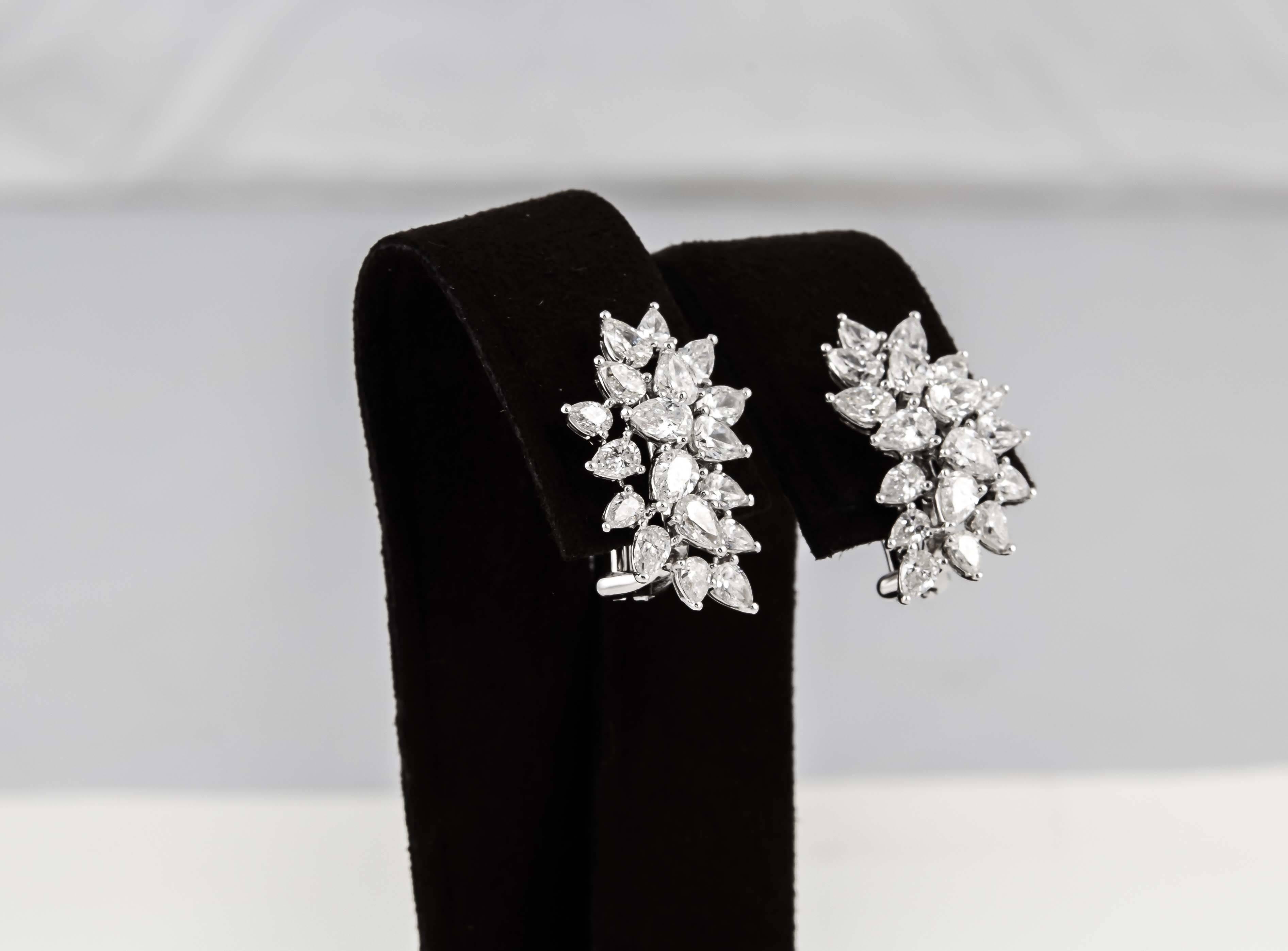 Boucles d'oreilles en forme de grappe de diamants Neuf - En vente à New York, NY