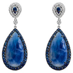 Pendientes Colgantes y Gota de Zafiro Azul y Halo de Diamantes en Oro Blanco de 18 K