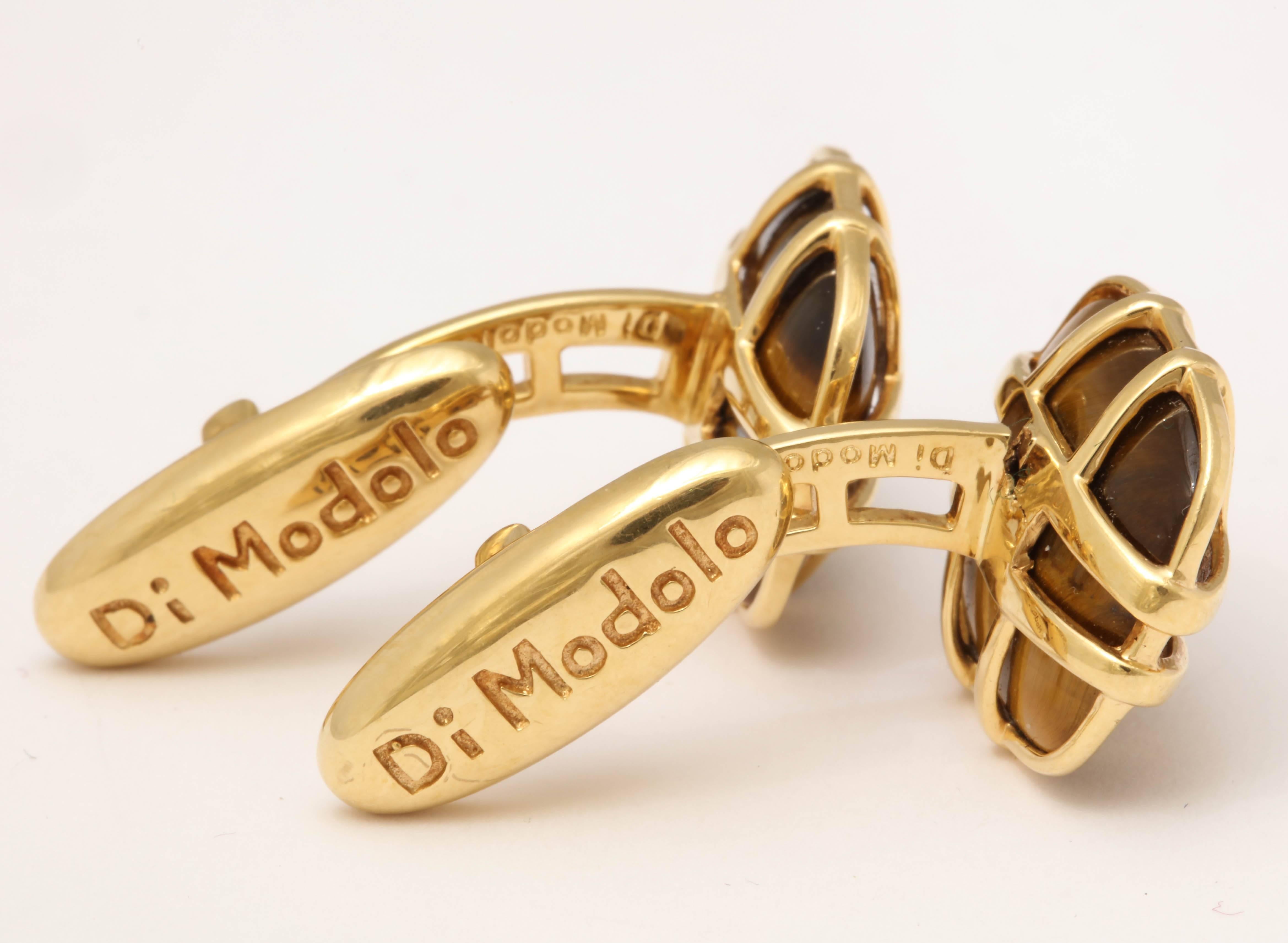 1990s Di Modolo Tiger's Eye in the Cage Flip Up Gold Cufflinks In Excellent Condition For Sale In New York, NY