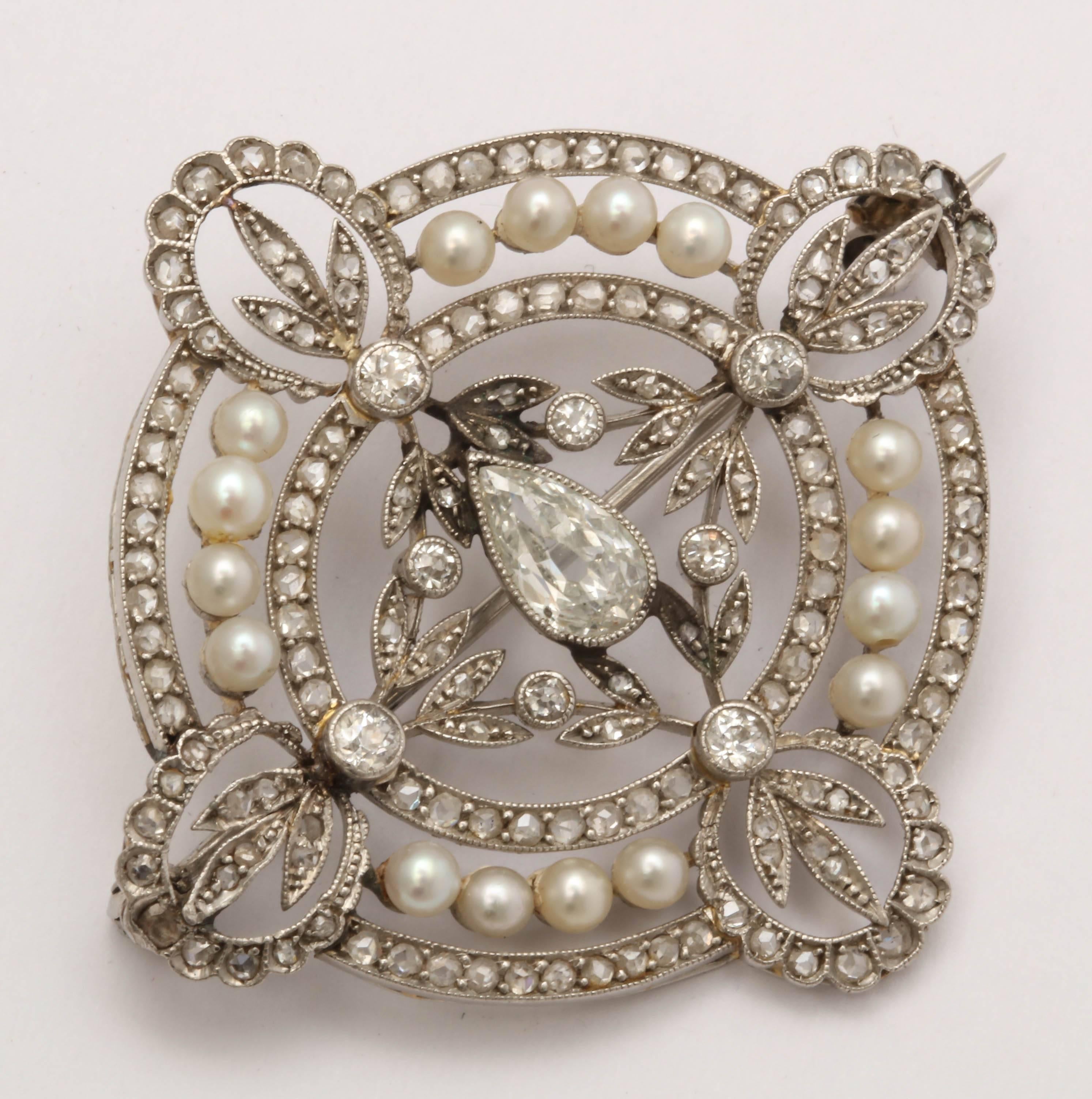 1910 Edwardian Delicate And Reticulated Diamond With Pearls Platinum Brooch In Good Condition In New York, NY