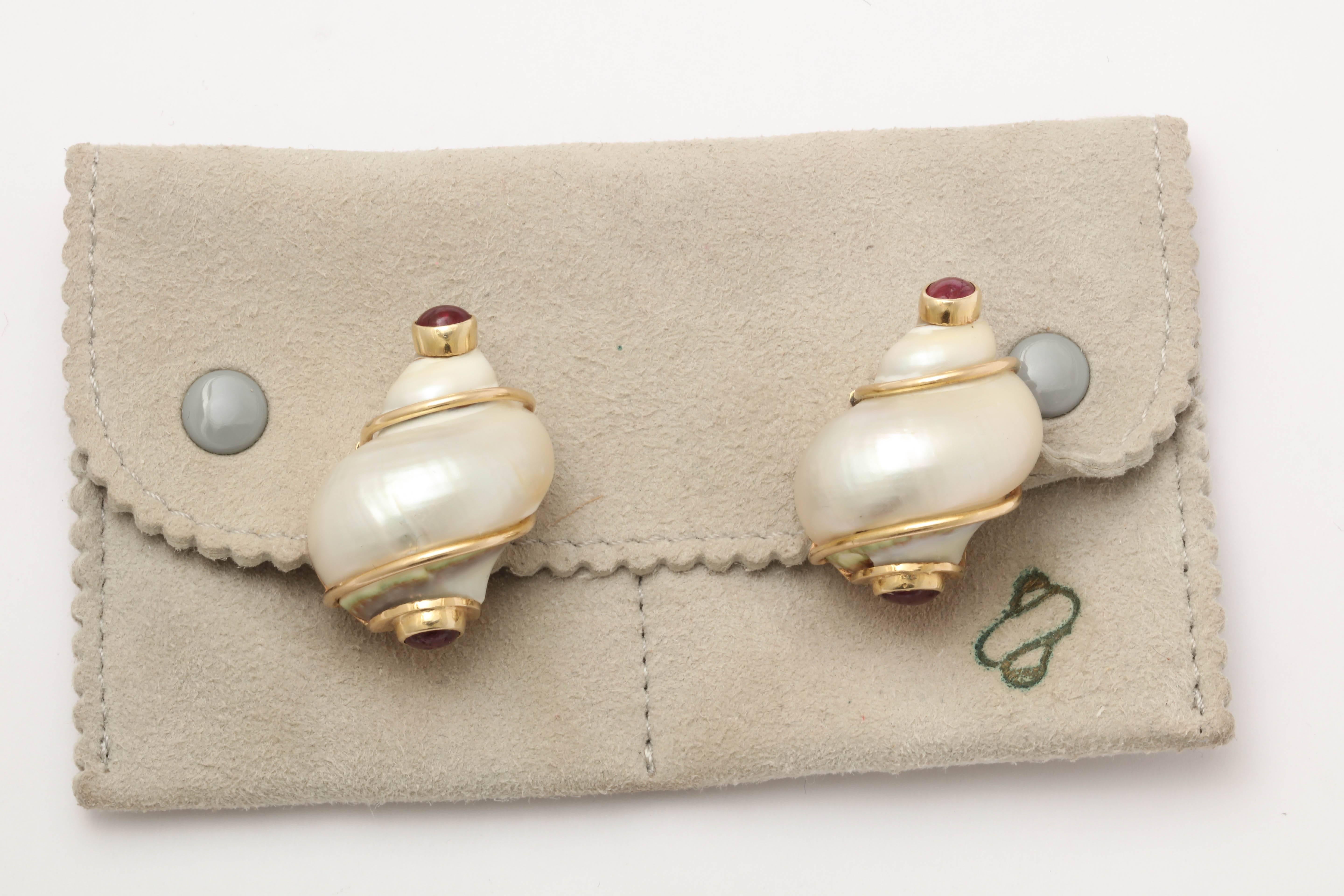 1940s Seaman Schepps Ruby Shell Design Turbo Gold Earclips In Good Condition In New York, NY