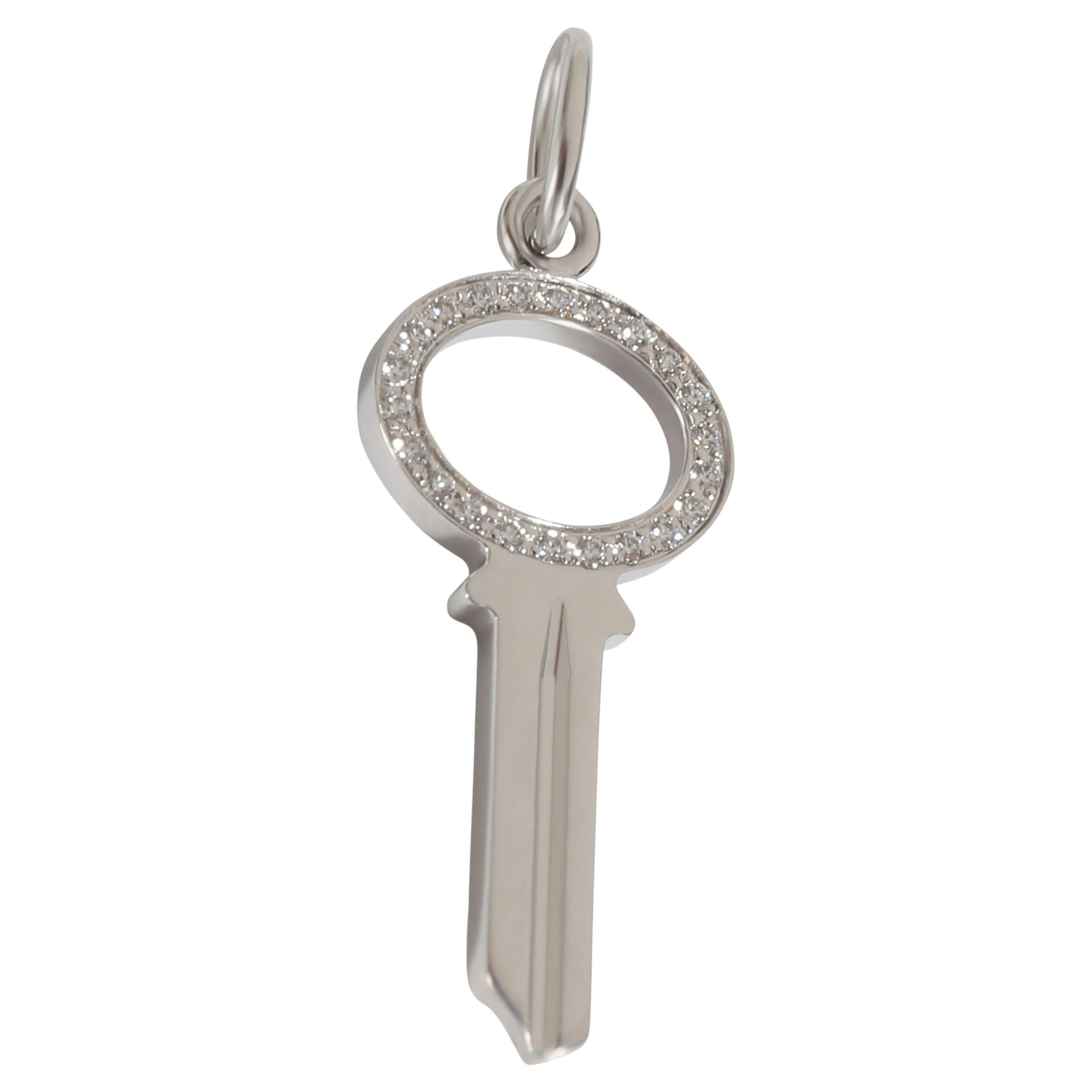 Tiffany & Co. Ciondolo moderno a forma di mini chiave in oro bianco 18 carati 0,05 CTW