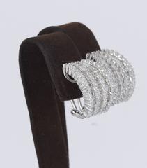 Orecchini a cerchio larghi con diamanti tondi e baguette