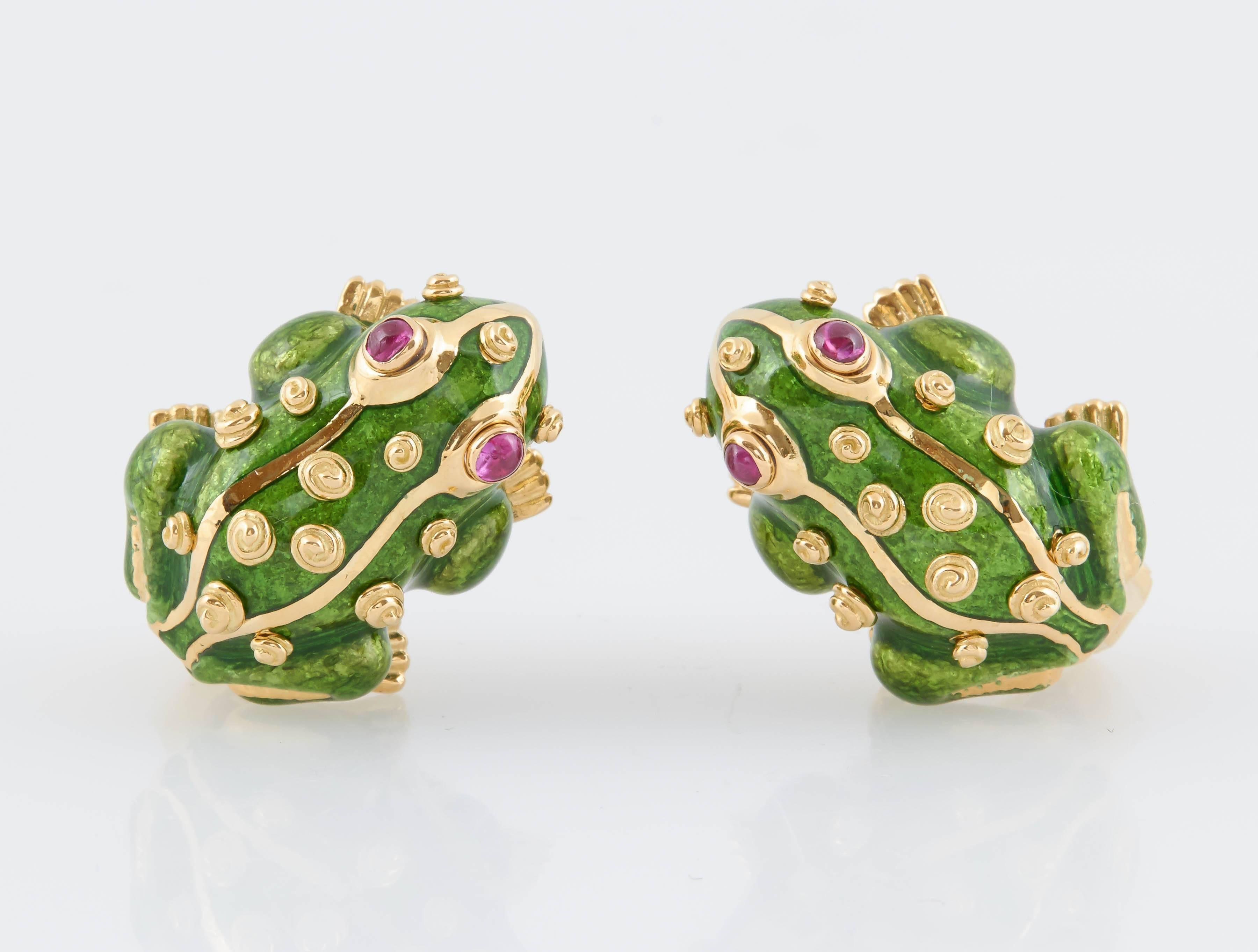 David Webb Enamel Gold  Frog Earrings In Excellent Condition In New York, NY
