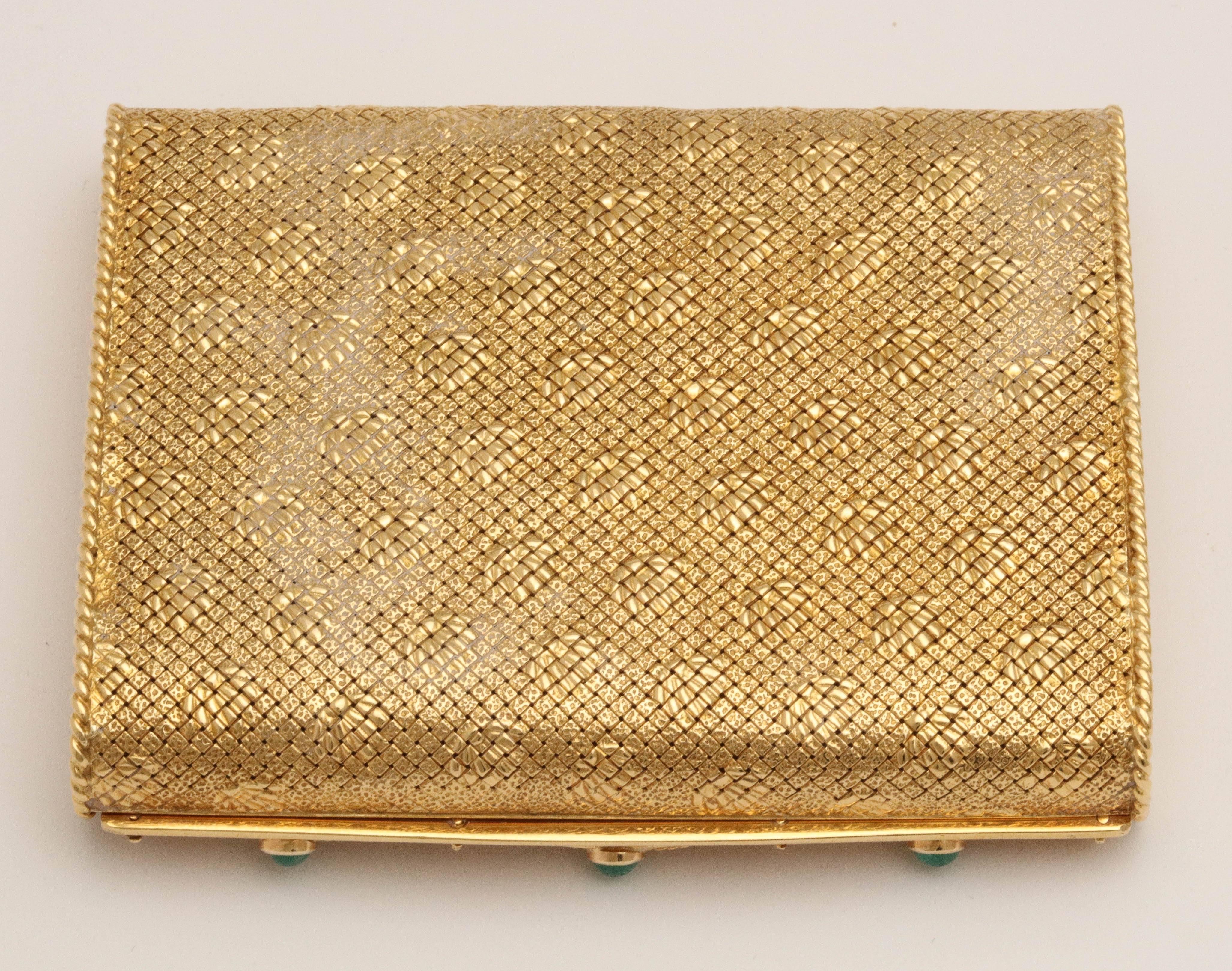Van Cleef & Arpels - Poudrier compact en or jaune avec cabochon d'ouverture en saphir et émeraude Pour femmes en vente