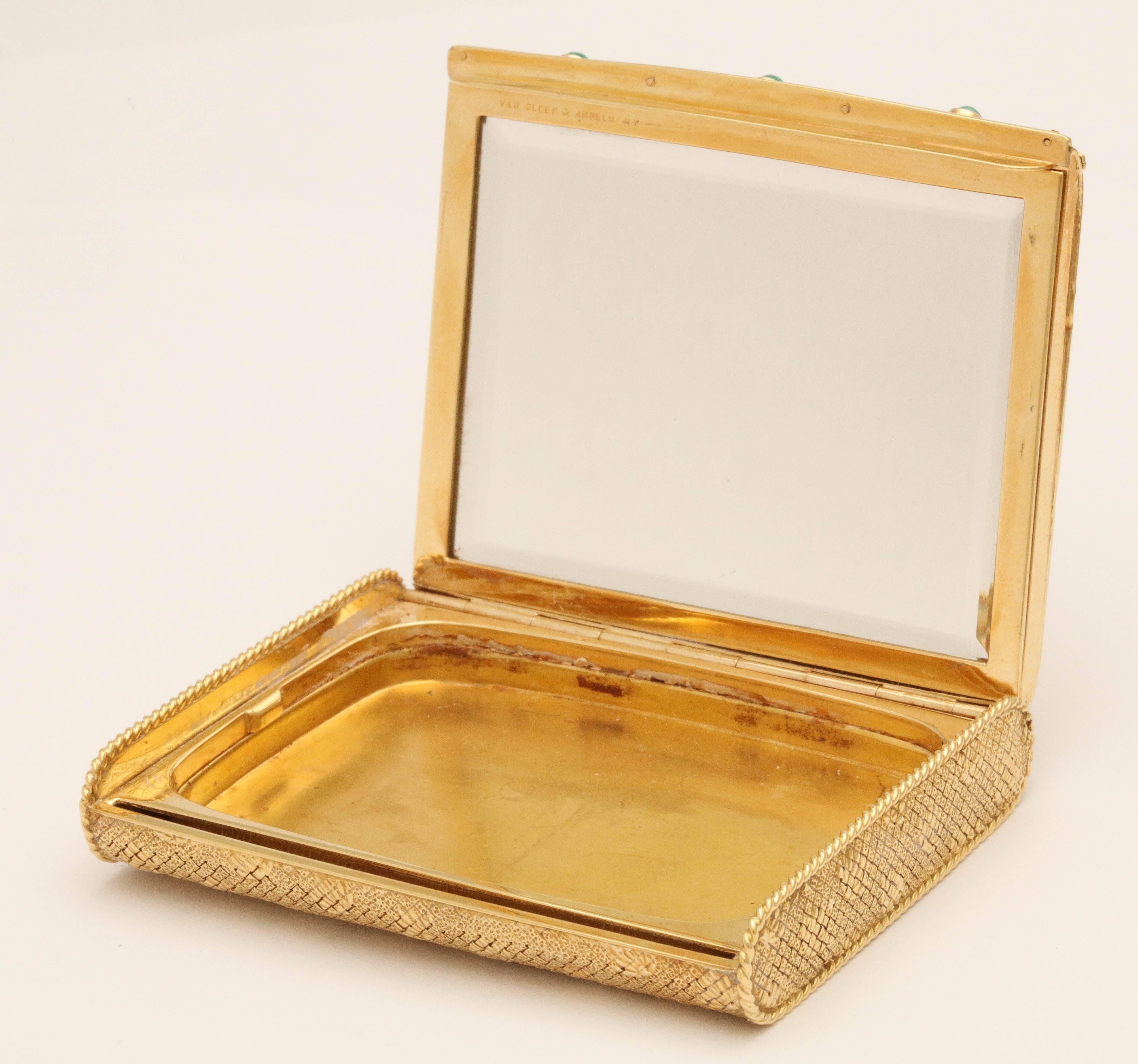 Van Cleef & Arpels - Poudrier compact en or jaune avec cabochon d'ouverture en saphir et émeraude en vente 2