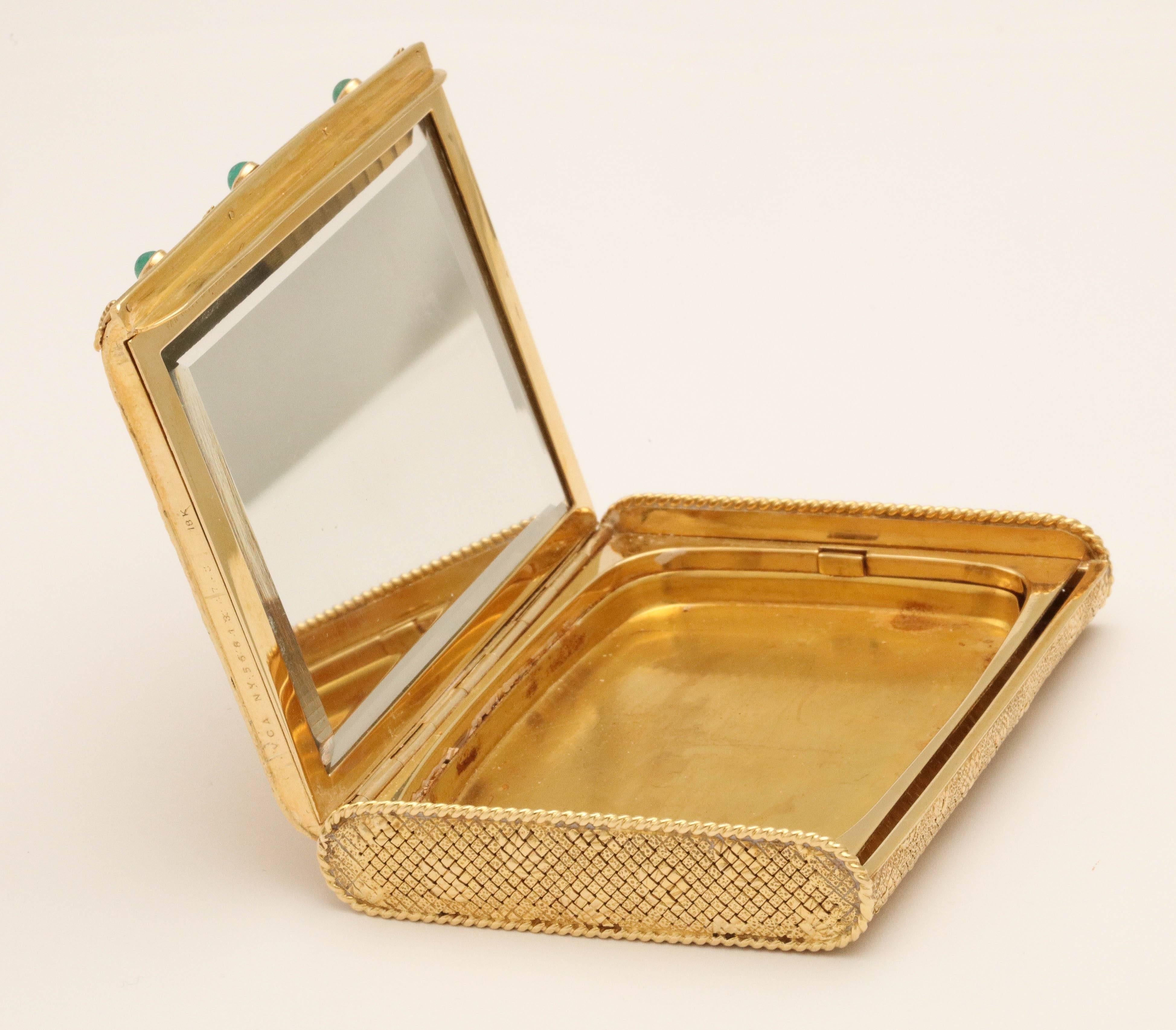Van Cleef & Arpels - Poudrier compact en or jaune avec cabochon d'ouverture en saphir et émeraude en vente 3