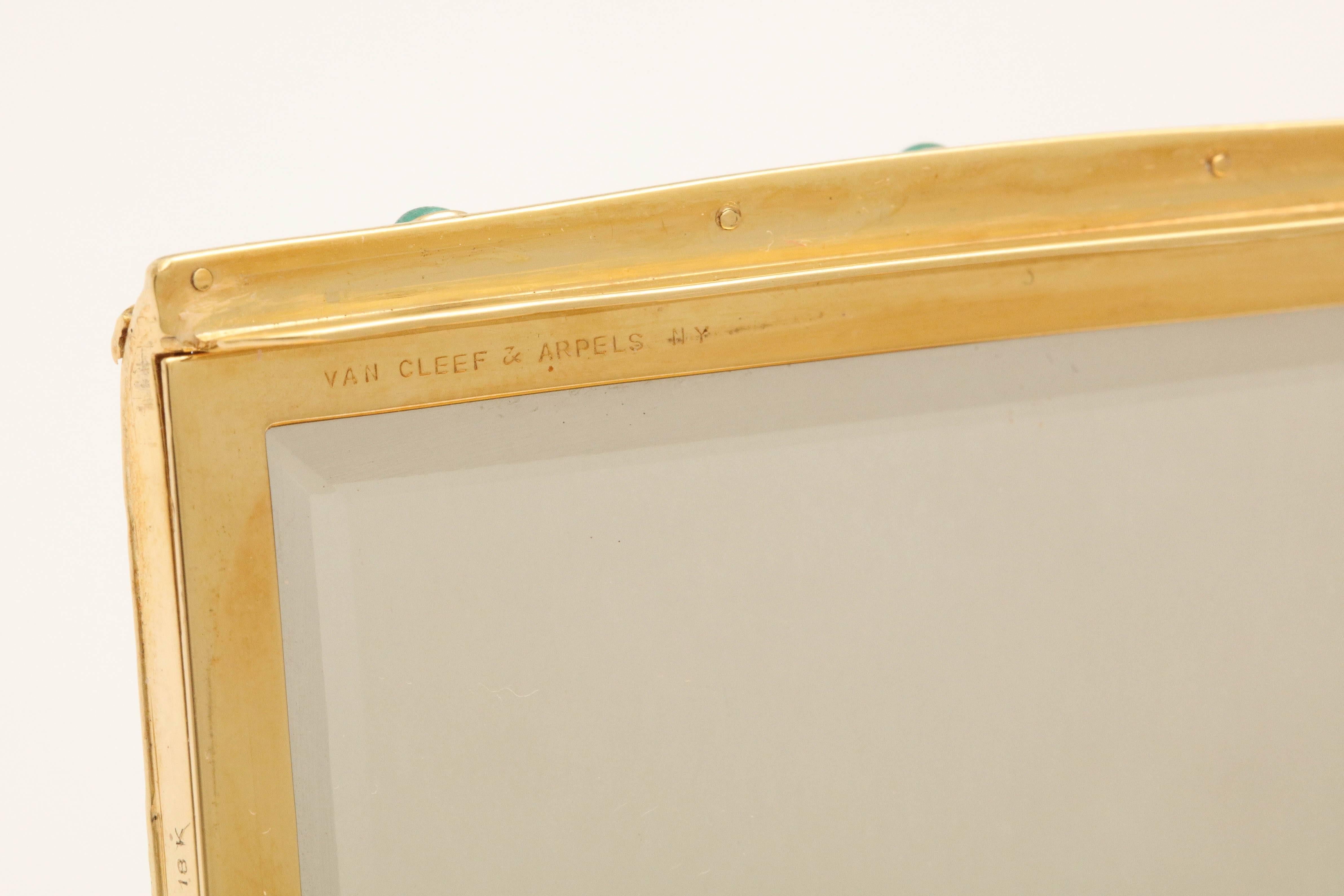 Van Cleef & Arpels - Poudrier compact en or jaune avec cabochon d'ouverture en saphir et émeraude en vente 4