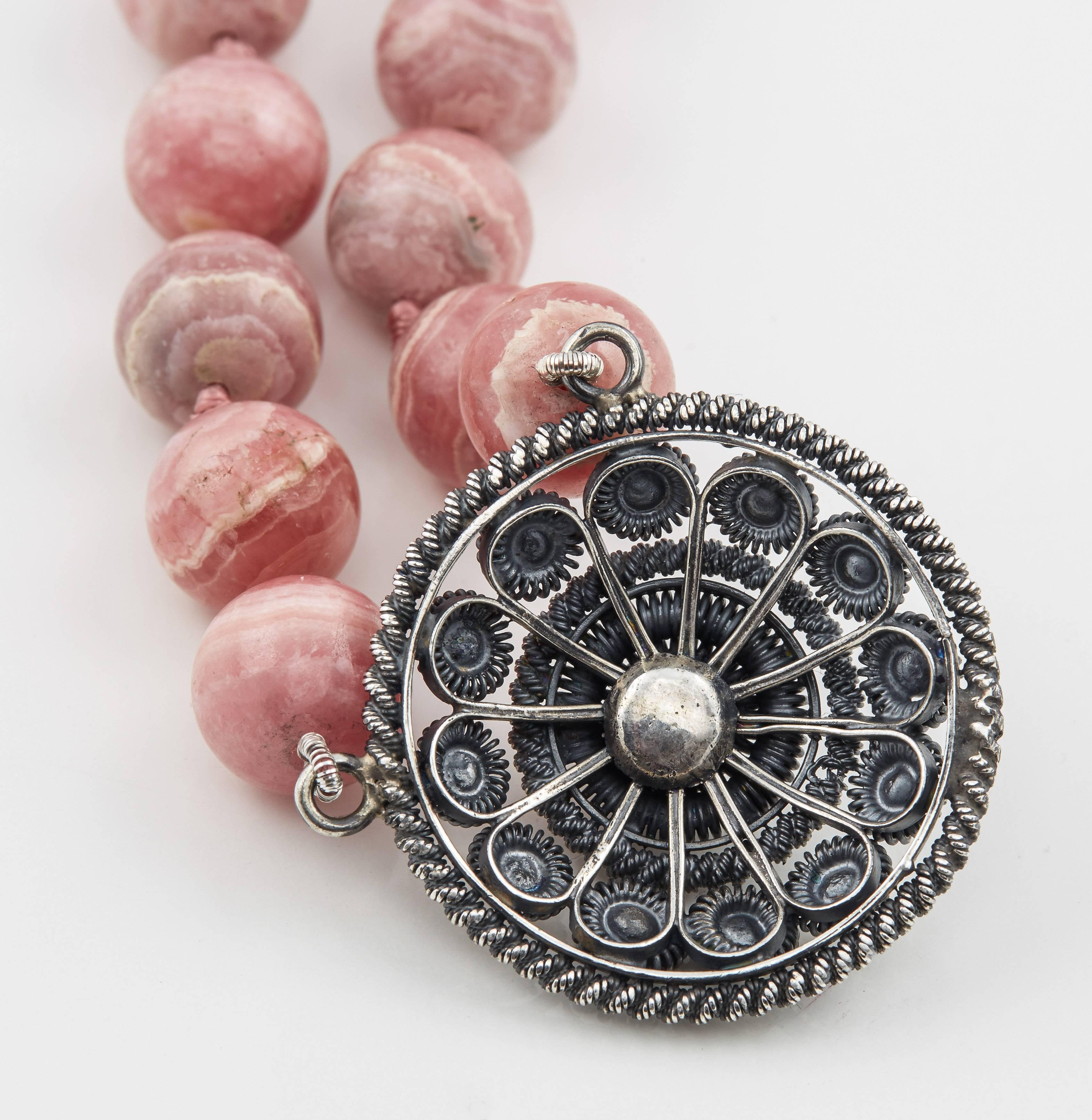 Collier de perles de rhodochrosite avec pendentif rondelle en argent, 20e siècle Excellent état - En vente à St. Catharines, ON