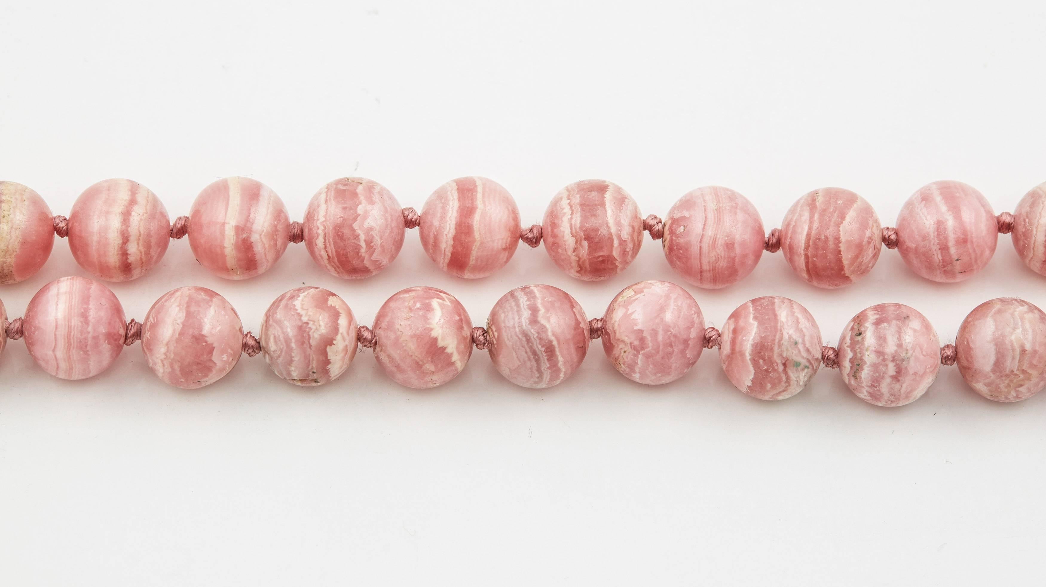 Collier de perles de rhodochrosite avec pendentif rondelle en argent, 20e siècle Unisexe en vente