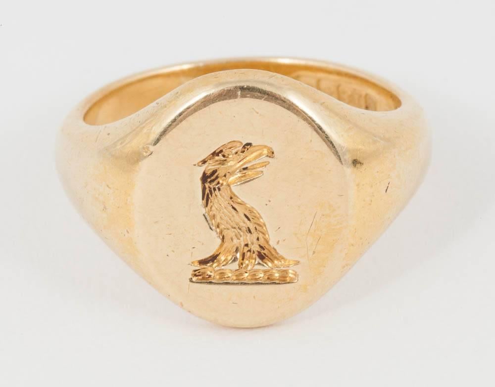This 18ct Gold  signet ring is engraved with the head of a Bird of Pray . Birmingham makers mark S J R 
FINGER SIZE M