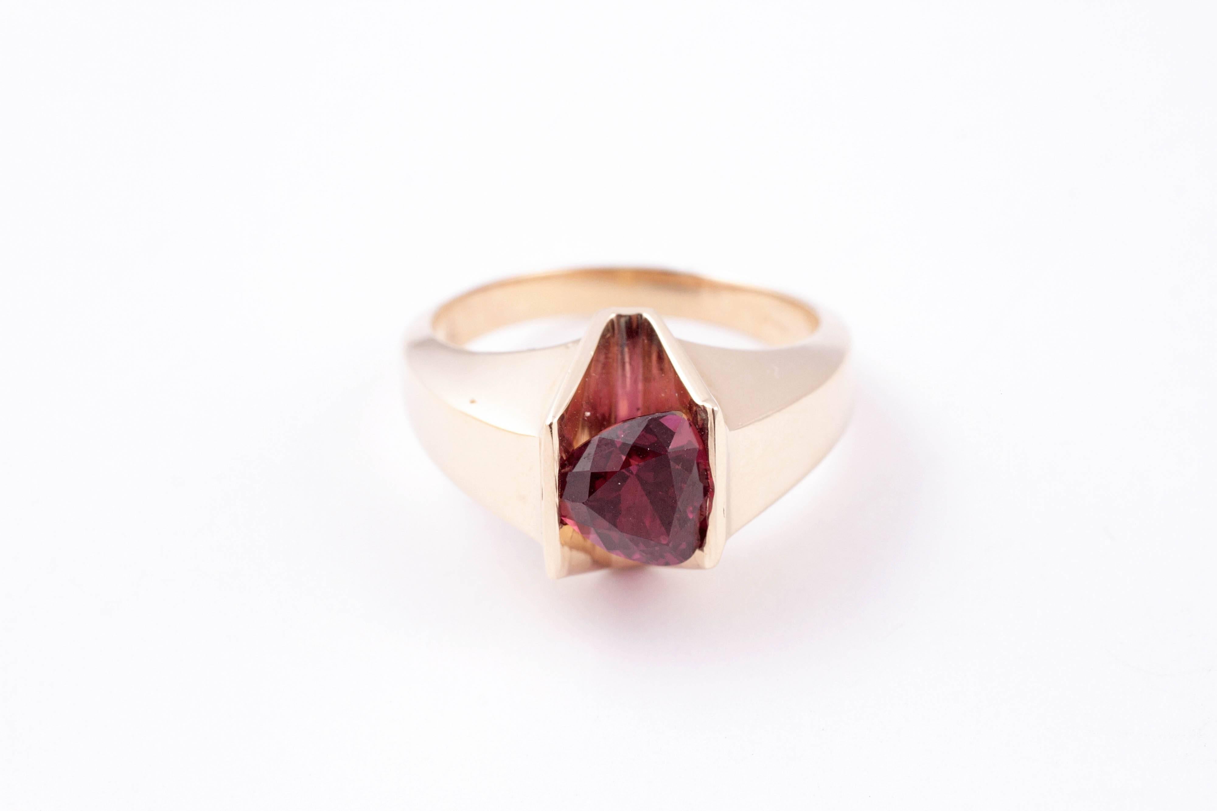 Stunning 4.85 Carat Rhodolite Garnet Ring in 14 Karat Gold In Good Condition For Sale In Dallas, TX