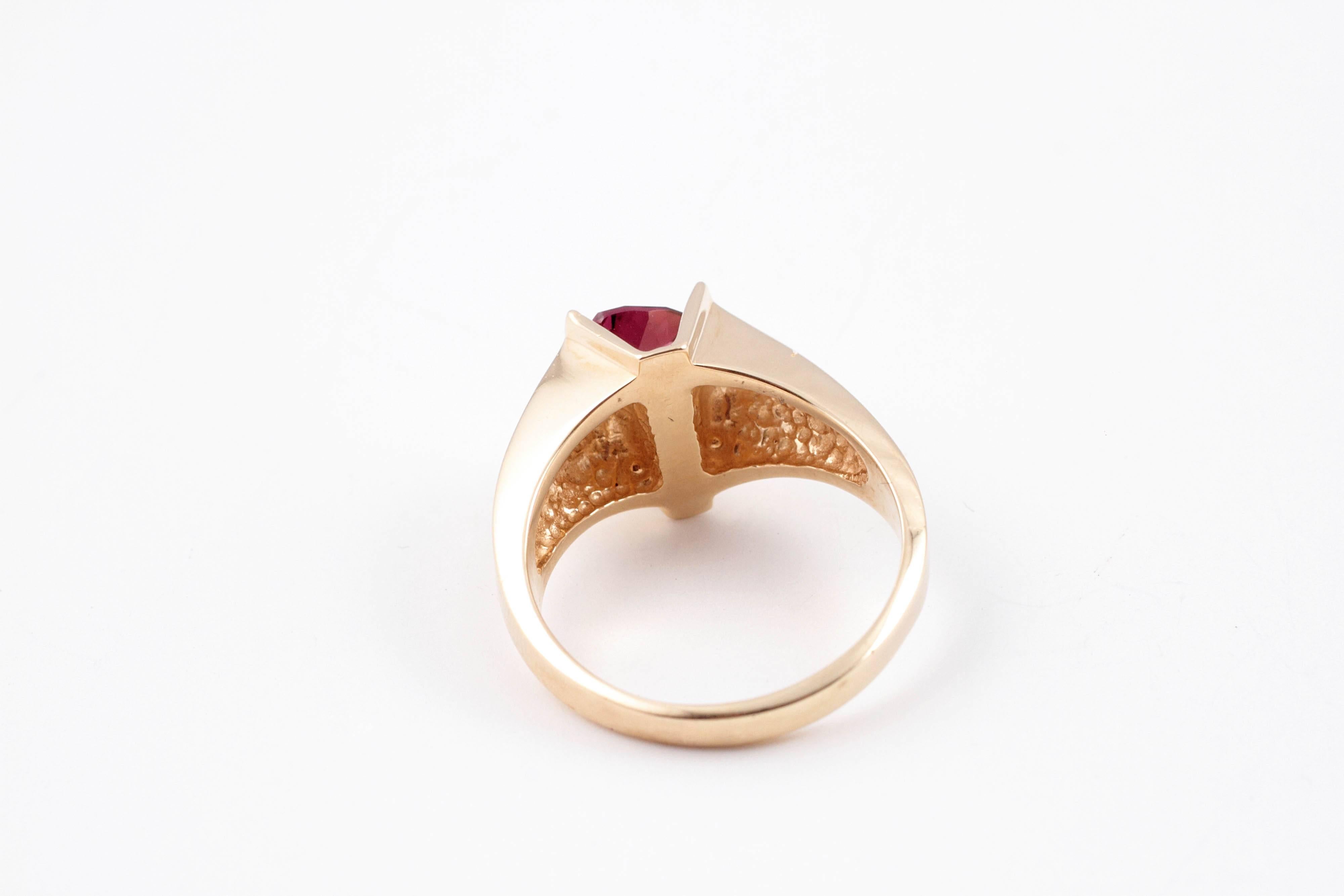 Stunning 4.85 Carat Rhodolite Garnet Ring in 14 Karat Gold For Sale 1