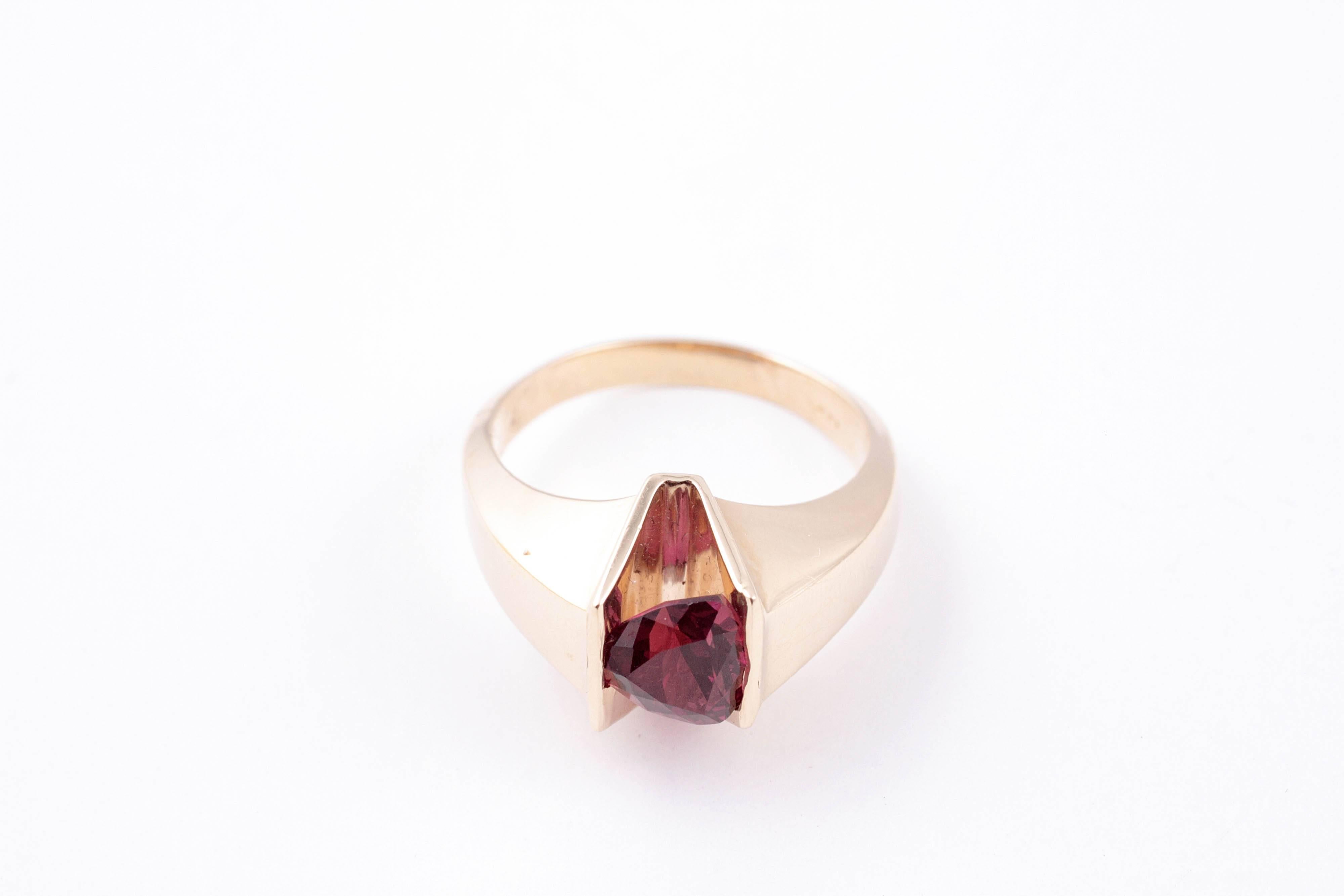 Stunning 4.85 Carat Rhodolite Garnet Ring in 14 Karat Gold For Sale 2