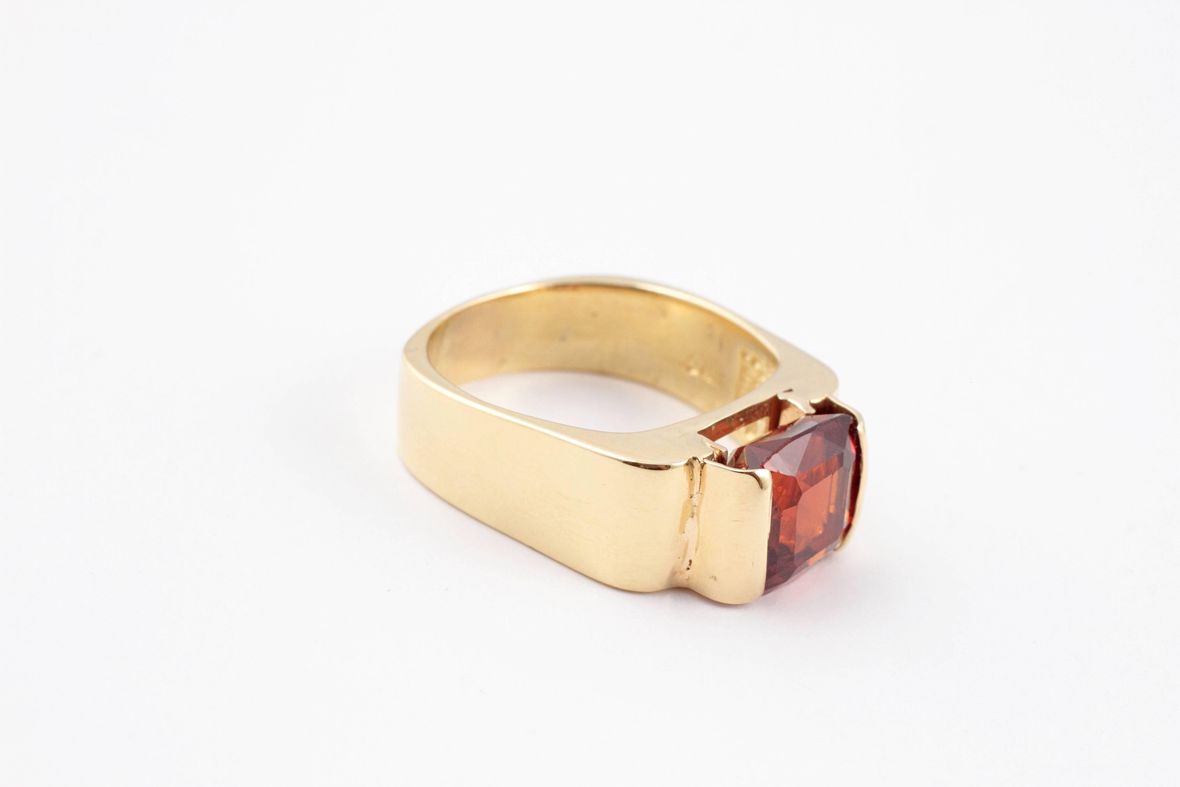 8.50 Carat Red Garnet Yellow Gold Ring In Excellent Condition In Dallas, TX