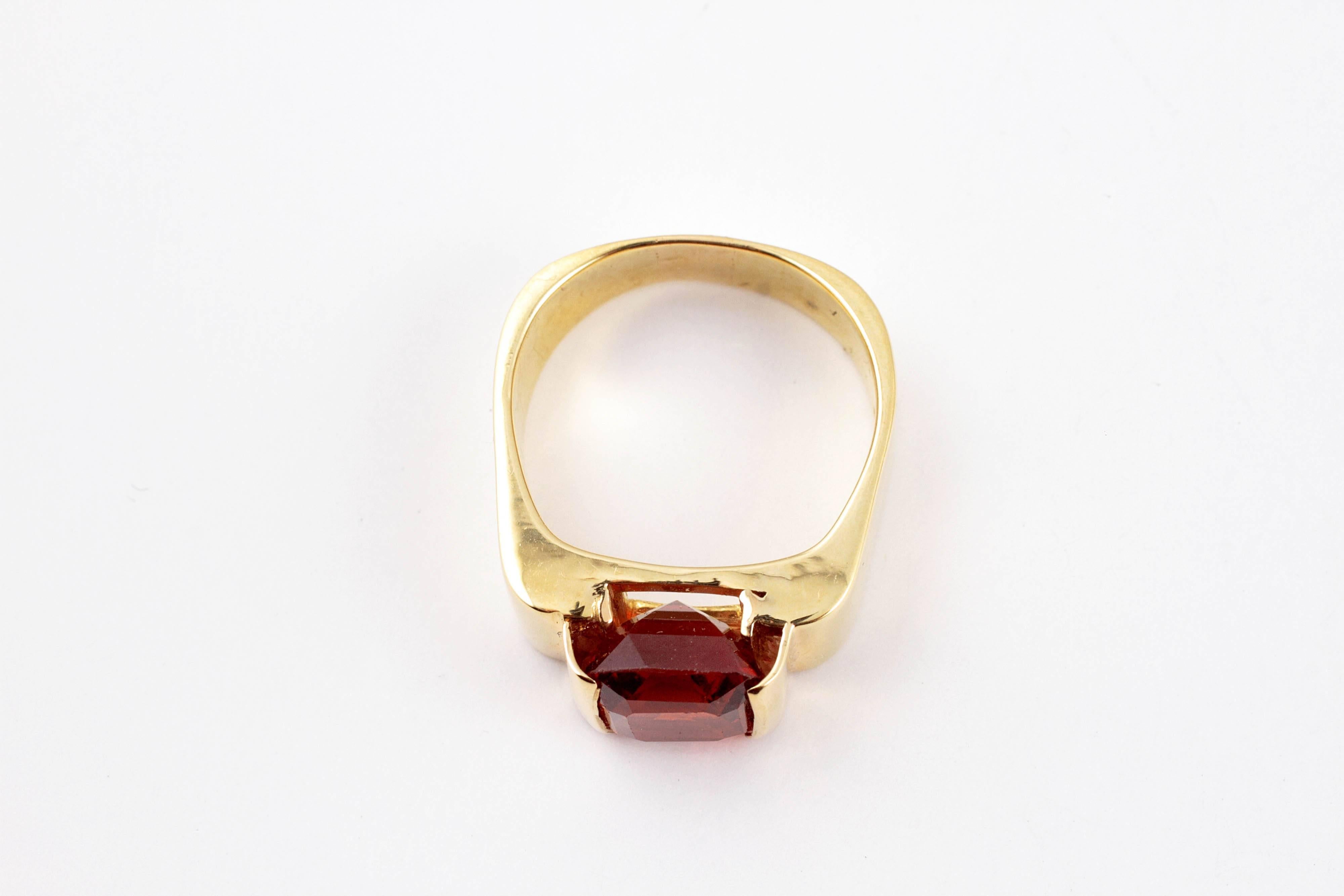 8.50 Carat Red Garnet Yellow Gold Ring 2