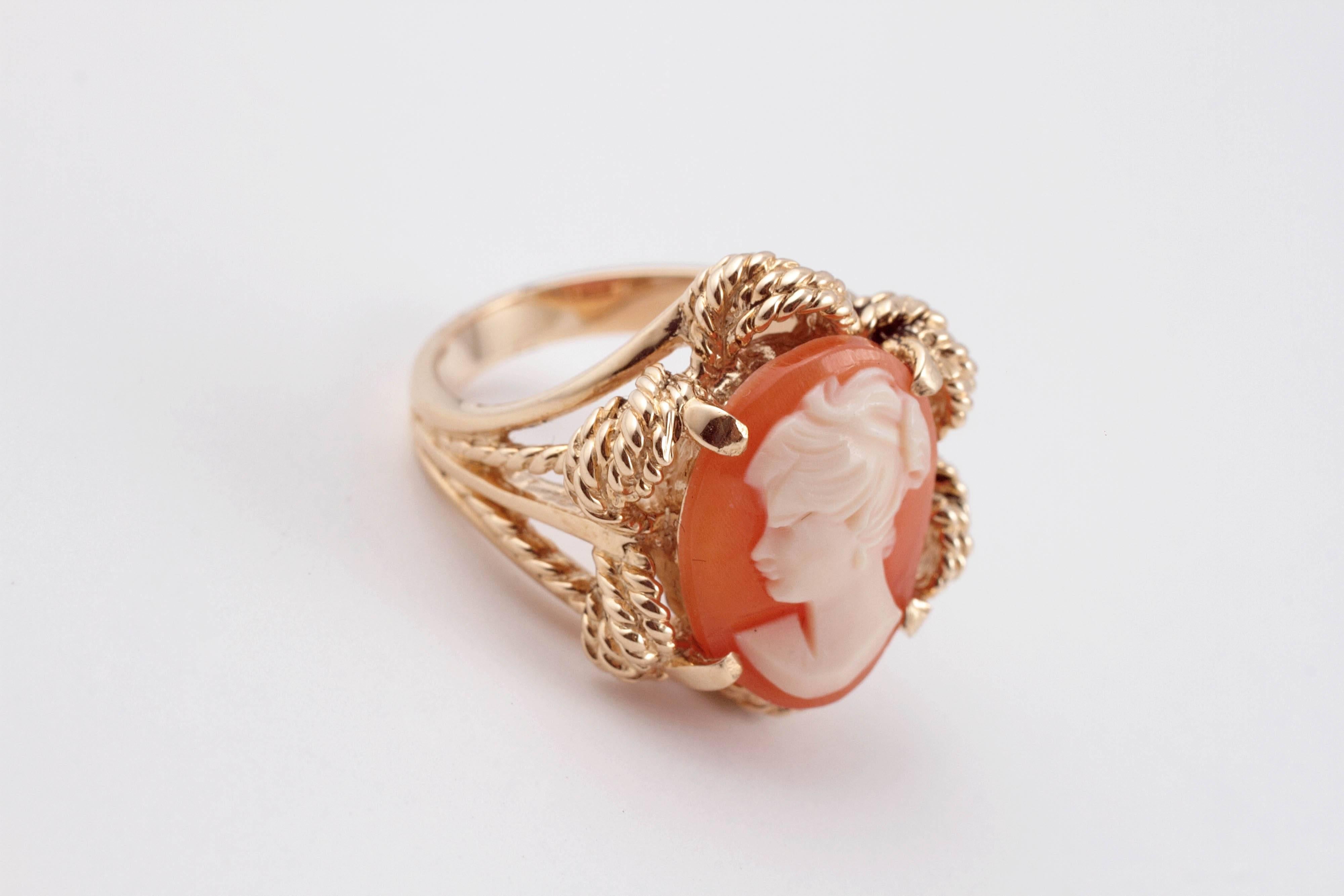 Cameo ring with rope detailing in 14 Karat yellow gold, measuring approximately 0.82