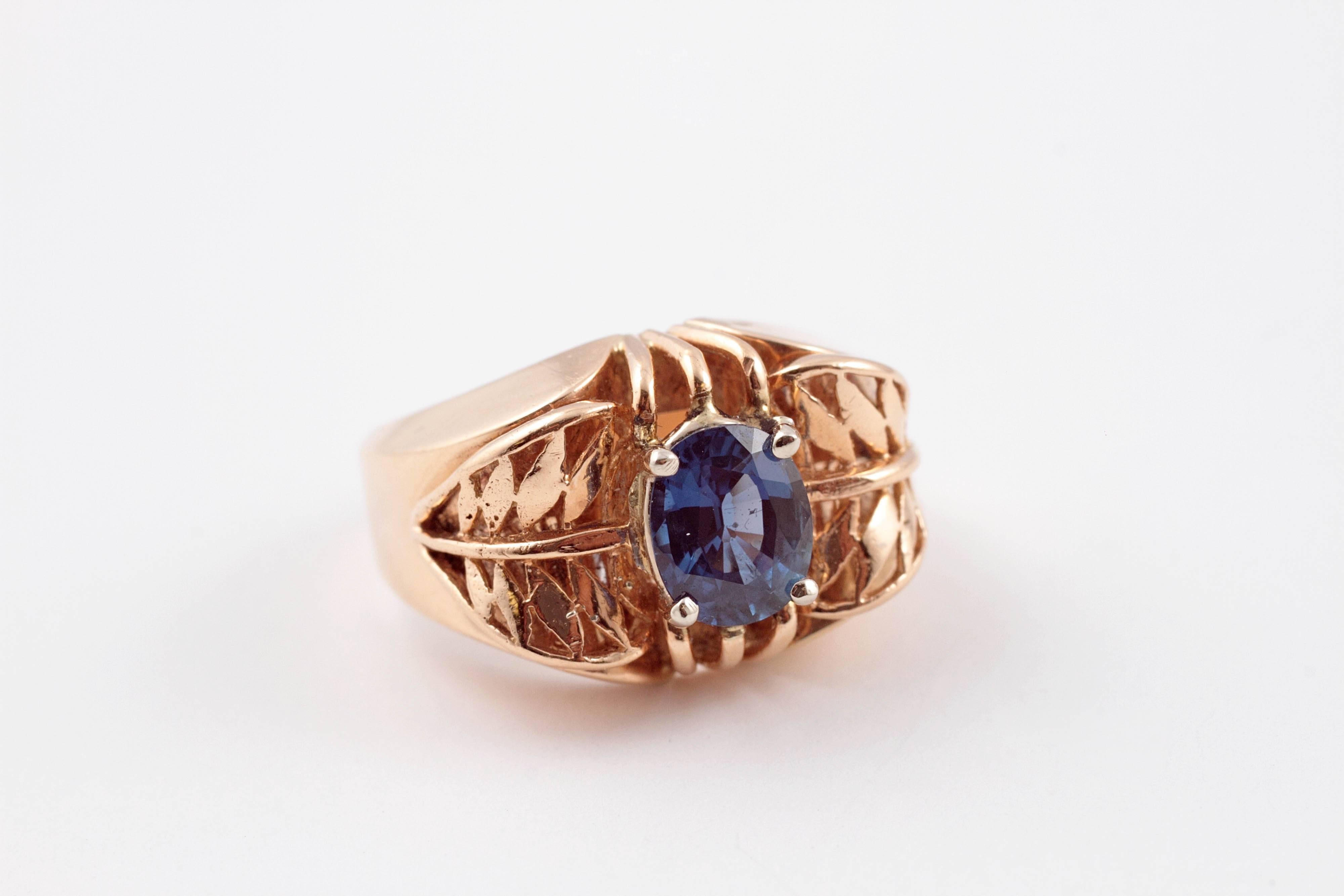 1.35 Carat Blue Sapphire Ring Yellow Gold 4