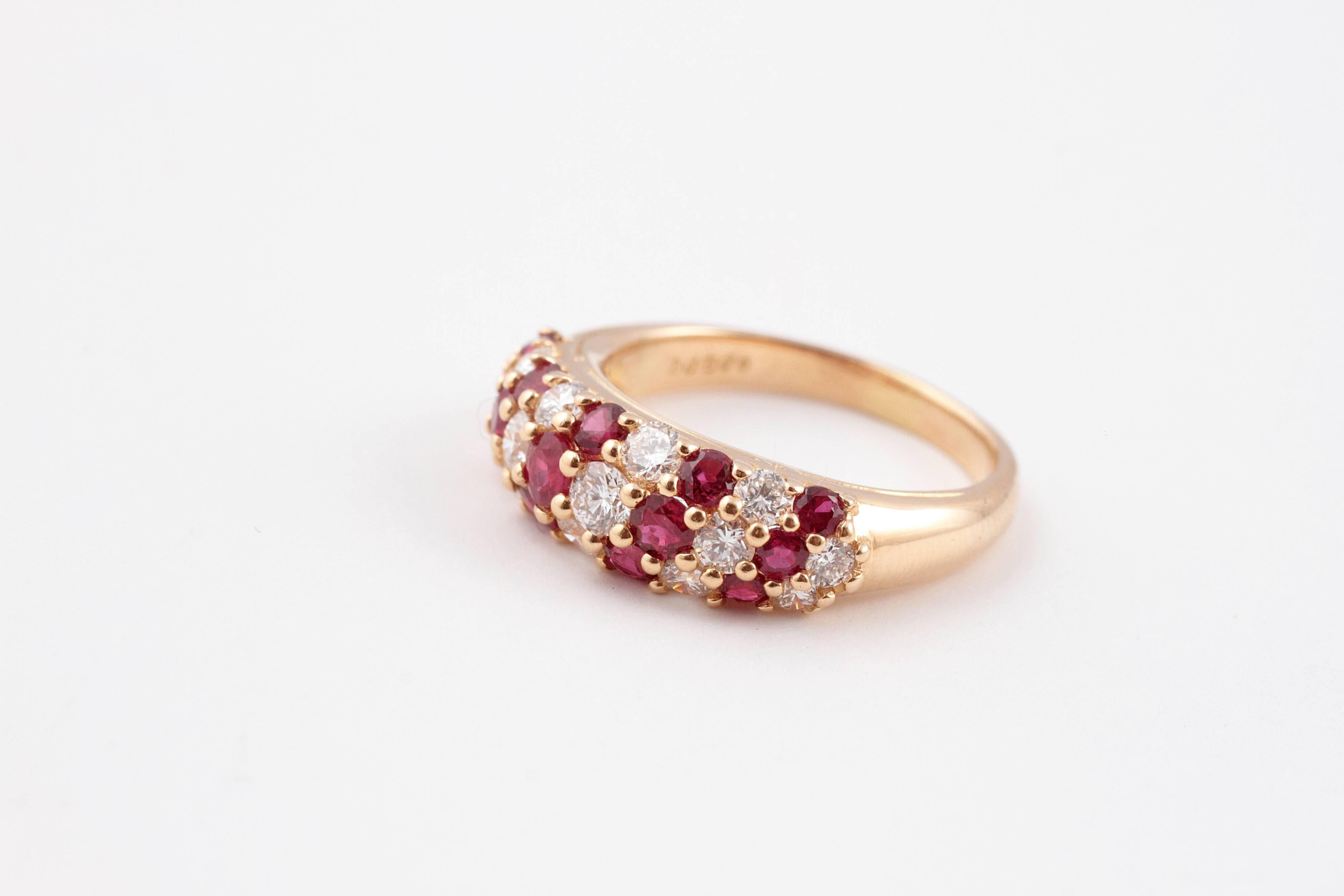 Magnifique bague en rubis et diamants du designer Oscar Heyman, en or jaune 18 carats. Taille 7 1/4.