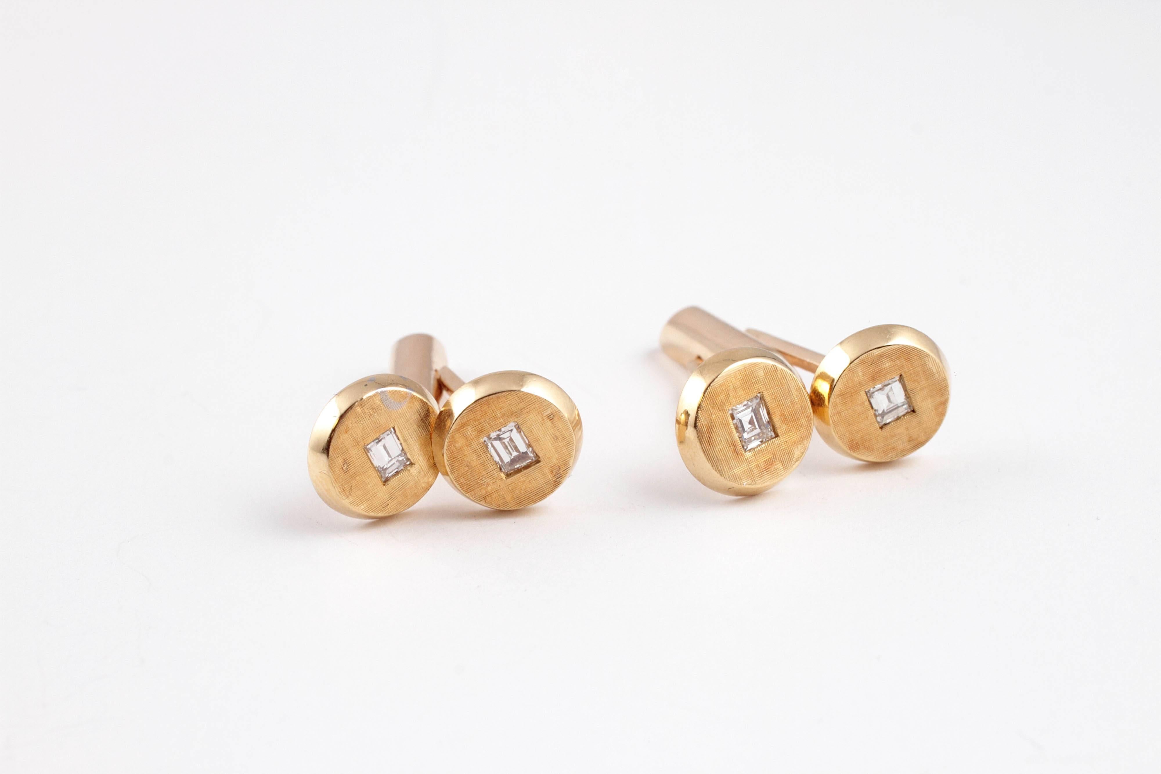 1.00 Carat Diamond Yellow Gold Cufflinks In Good Condition For Sale In Dallas, TX