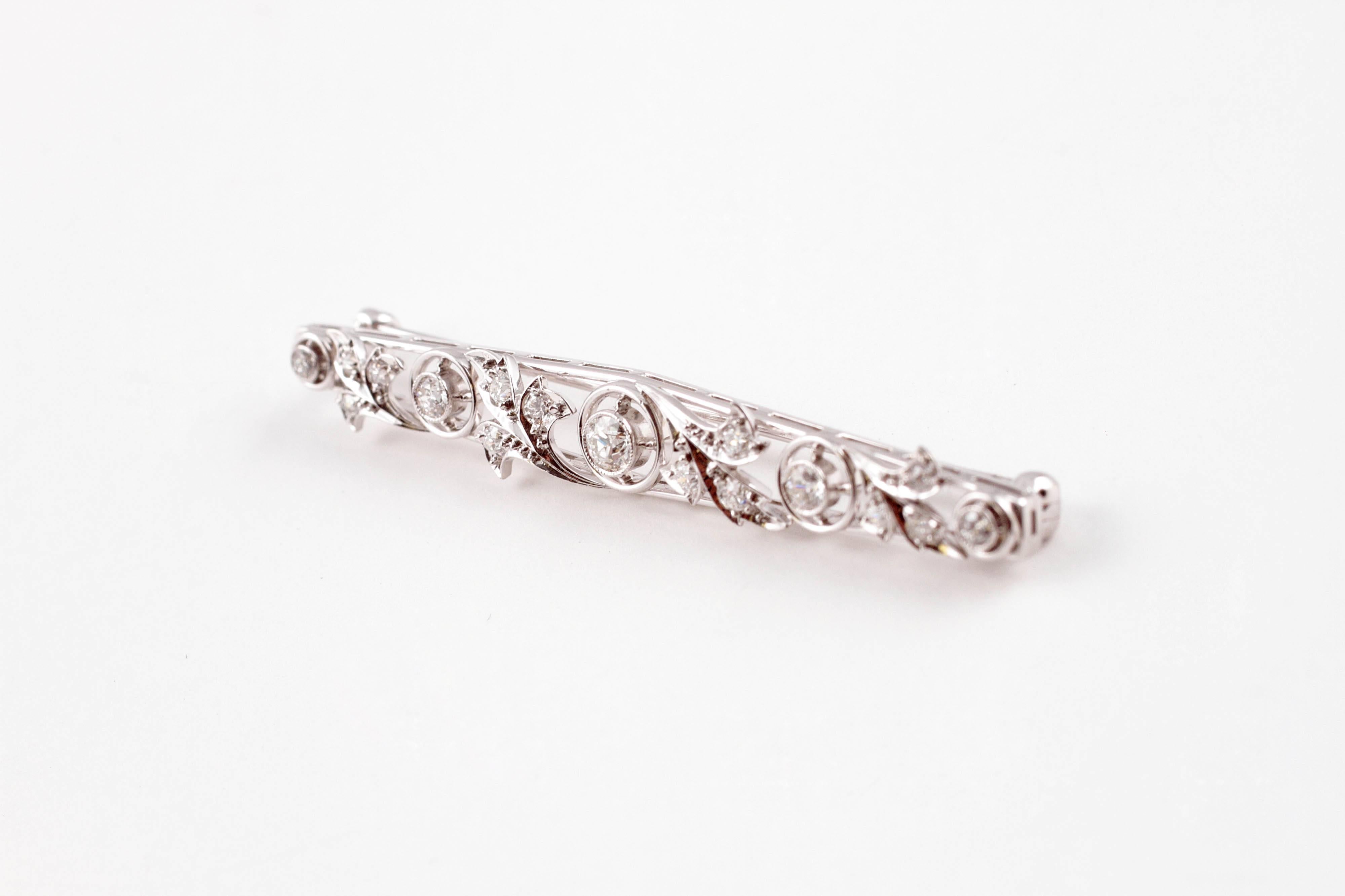 In a stunning linear form, composed of platinum, measuring 1.97 inches in length, secured with a straight pin clasp.