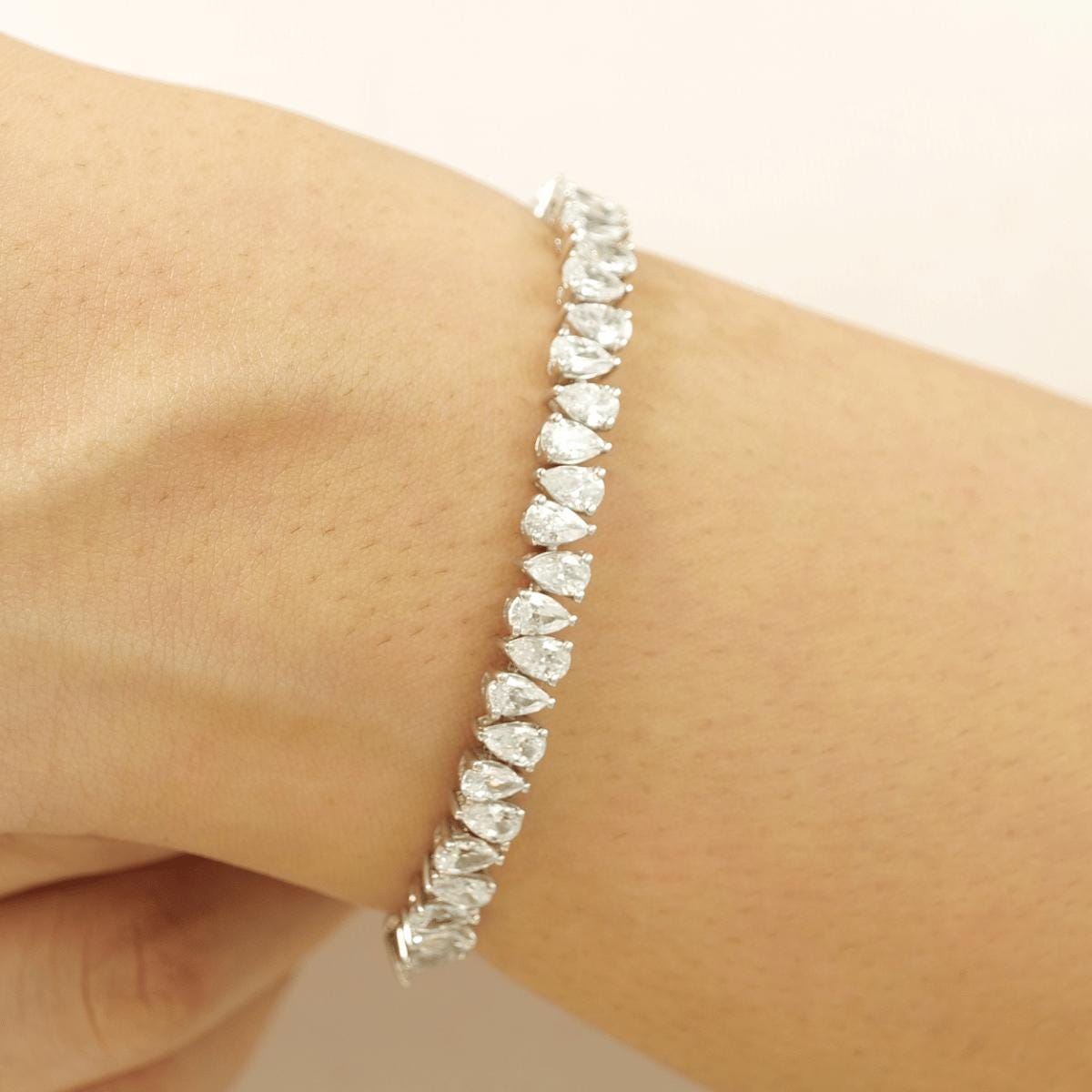 Bracelet tennis en or massif 14K avec diamant poire (certifié)