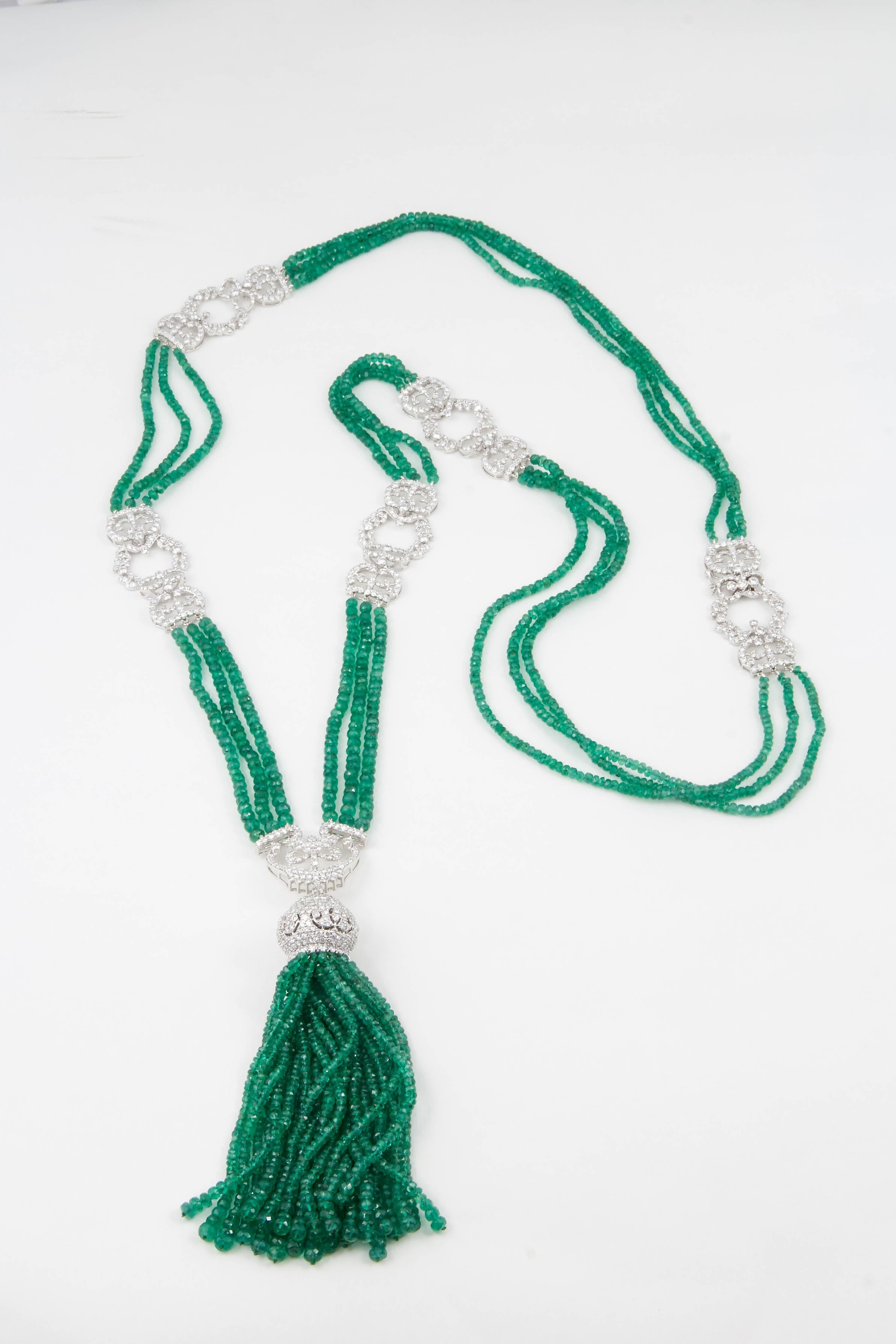 

Une pièce fabuleuse et unique !

Plus de 300 carats d'émeraudes vertes, 16,26 carats de diamants F/G VS. 

Cette pièce peut être portée lors d'une soirée cravate noire ou de façon plus décontractée. 

Une belle touche de couleur qui s'ajoute à