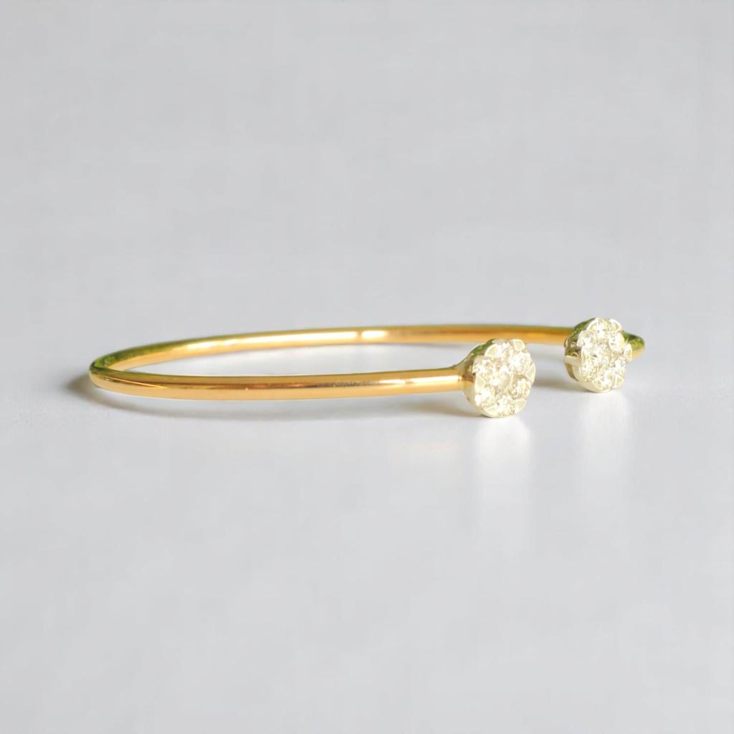 Taille ronde Bracelet manchette ouvert en or massif 14K avec fleurs et diamants (certifié) en vente