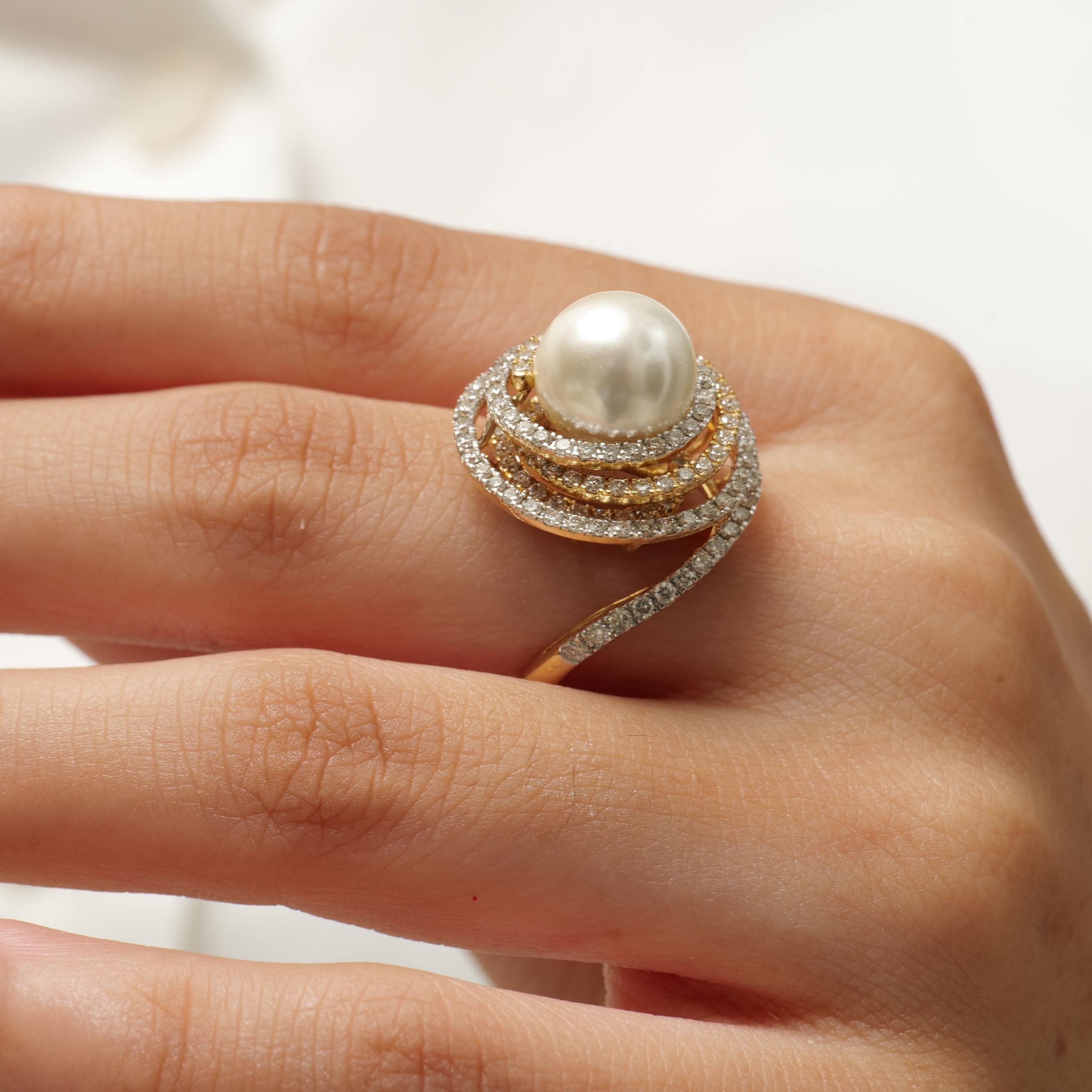 Taglio rotondo Anello con diamante e perla dei mari del sud coltivata in oro massiccio 14K (certificato) in vendita