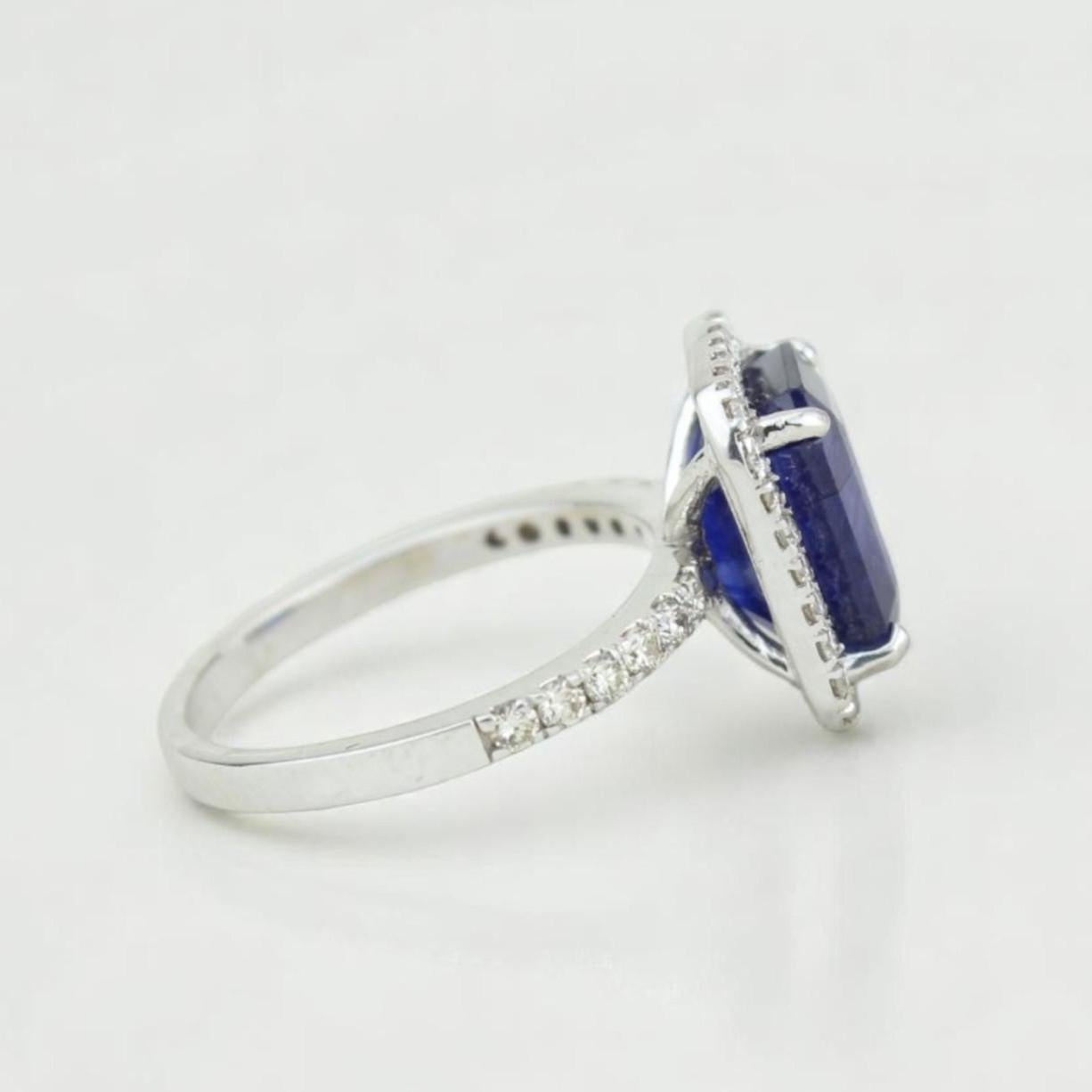Taille émeraude Bague en or massif 14k avec saphir bleu et diamant en halo (certifié) en vente