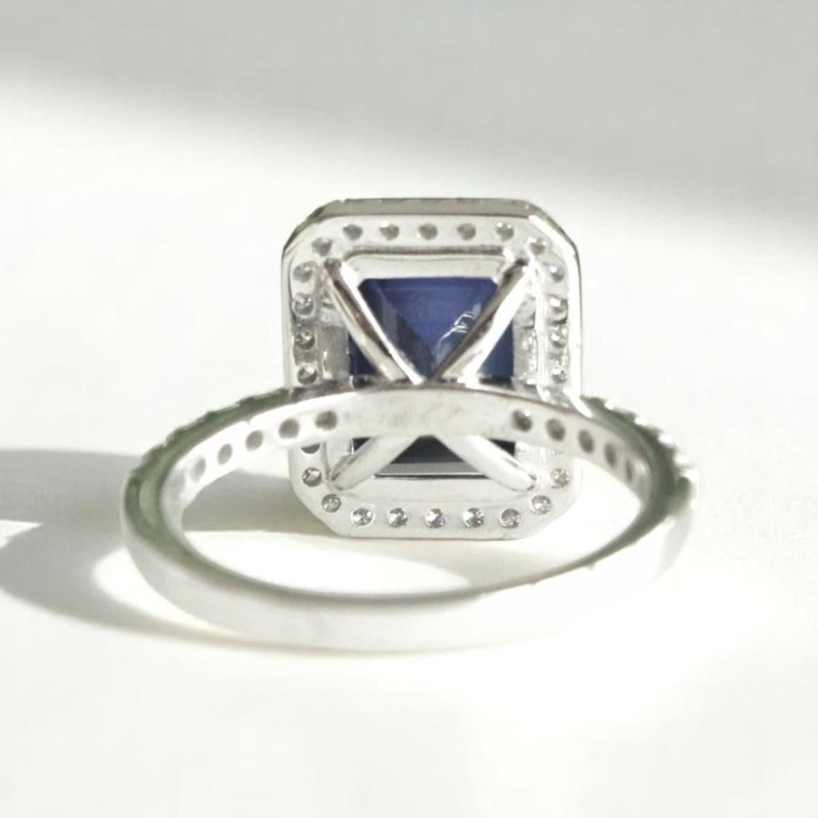 Bague en or massif 14k avec saphir bleu et diamant en halo (certifié) Pour femmes en vente