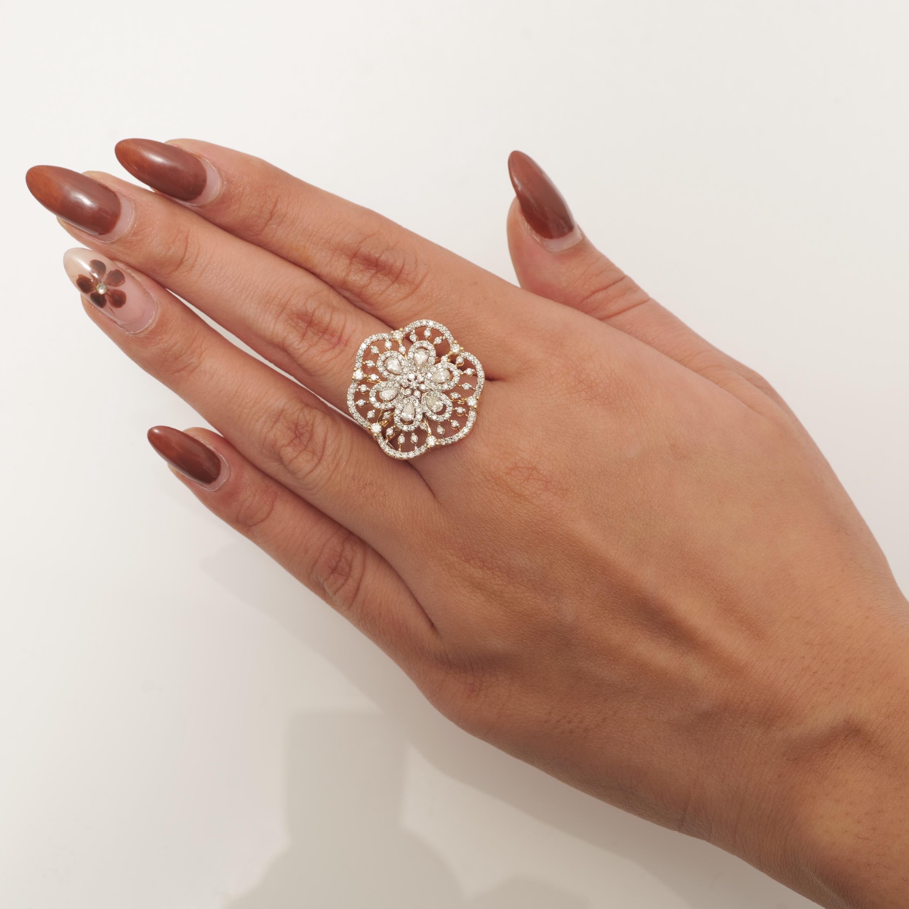 Blumencluster-Diamantring aus 14k massivem Gold (zertifiziert) (Rundschliff) im Angebot