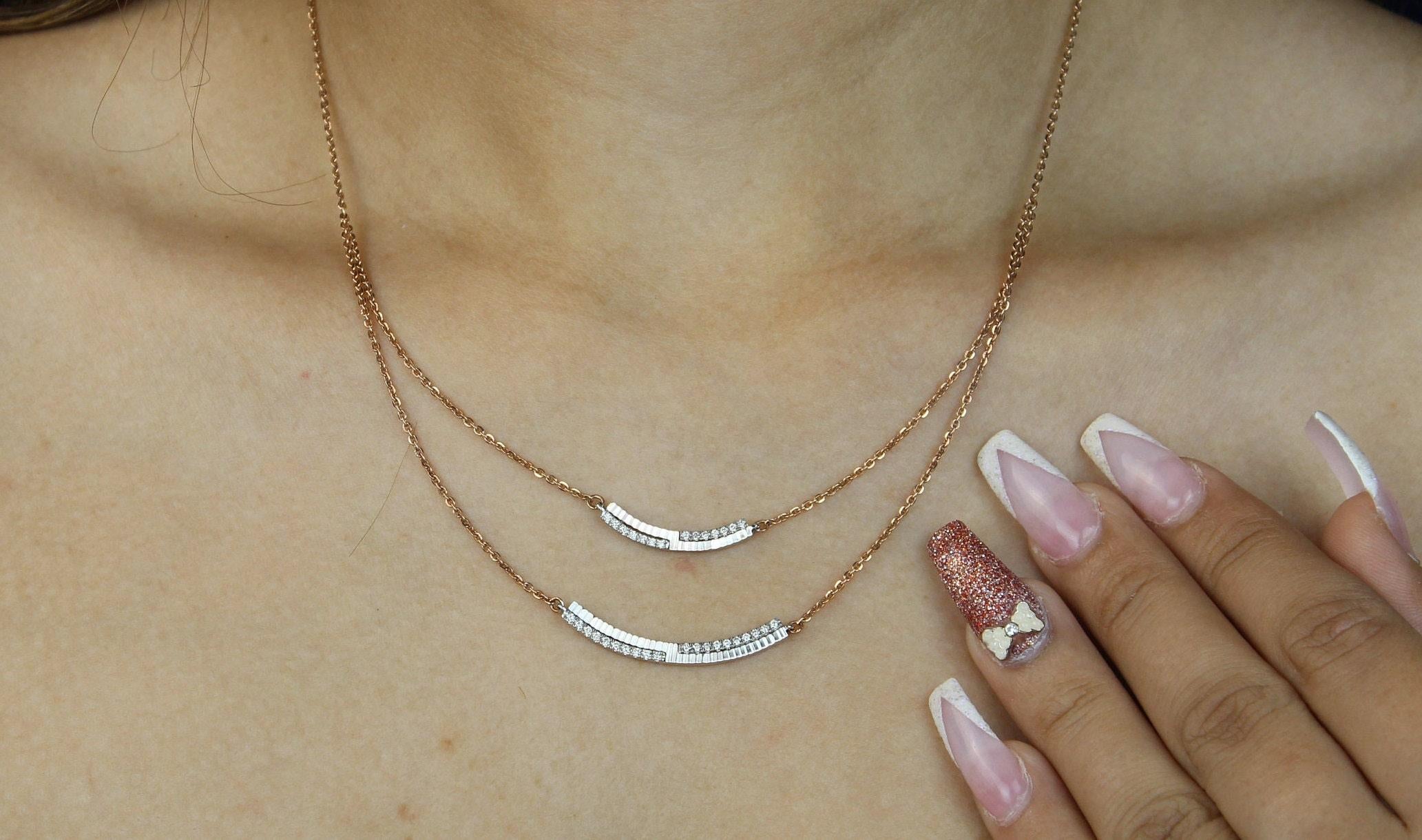 Taille ronde Collier en or massif 14k à double arc et diamants superposés (certifié) en vente