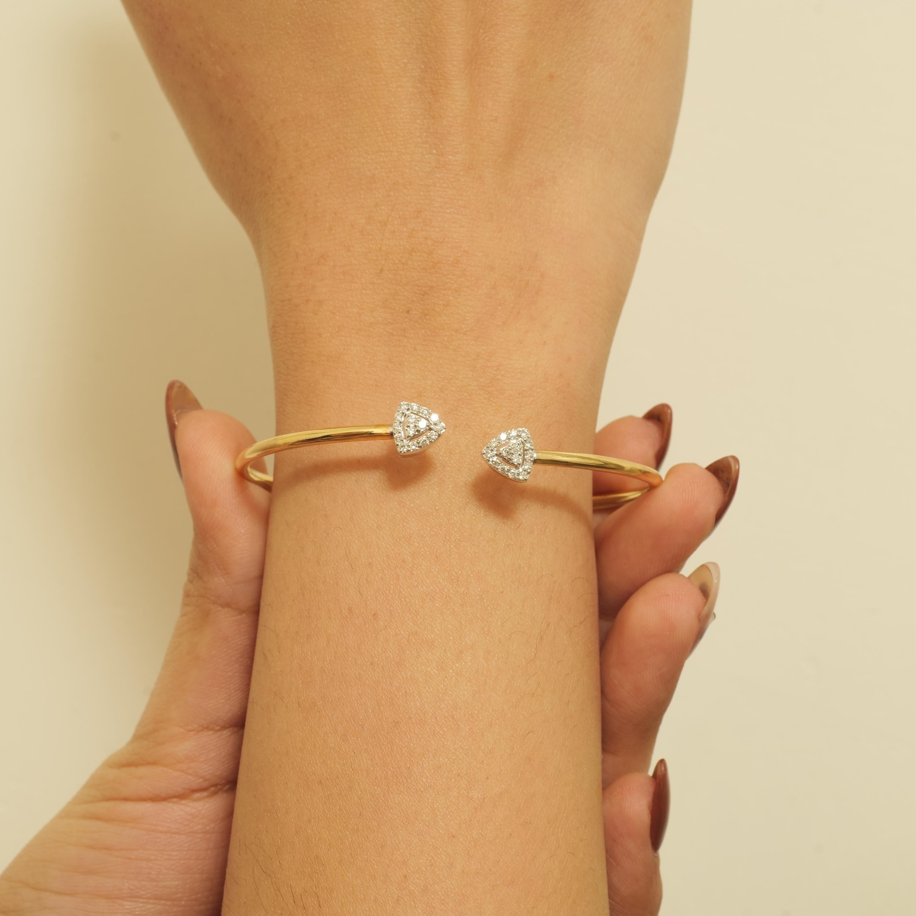 Taglio rotondo Bracciale Triangle Cuff Halo Diamond in oro massiccio 14K (certificato) in vendita