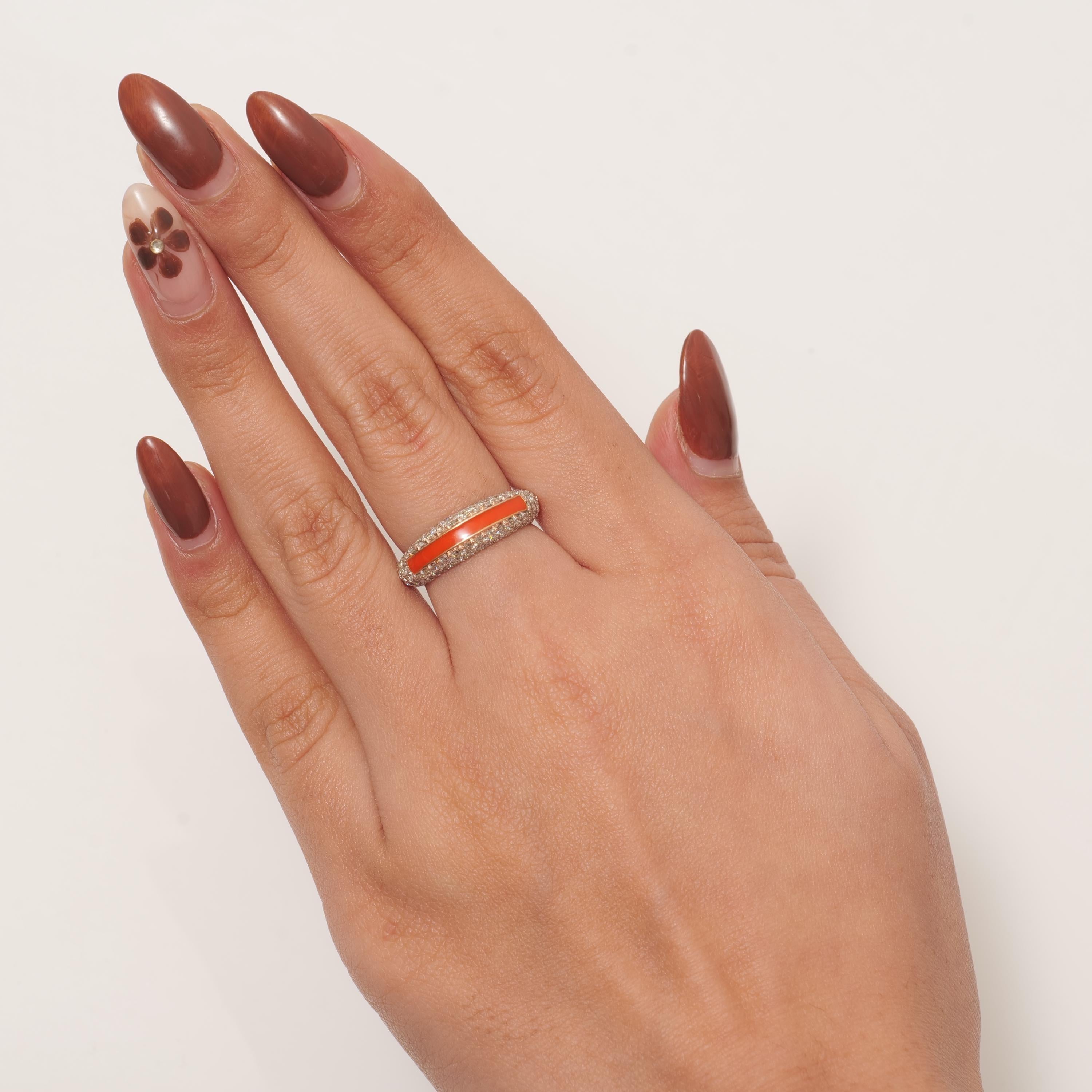 Taille ronde Bague à diamant en émail coloré en or massif 14K (certifié) en vente