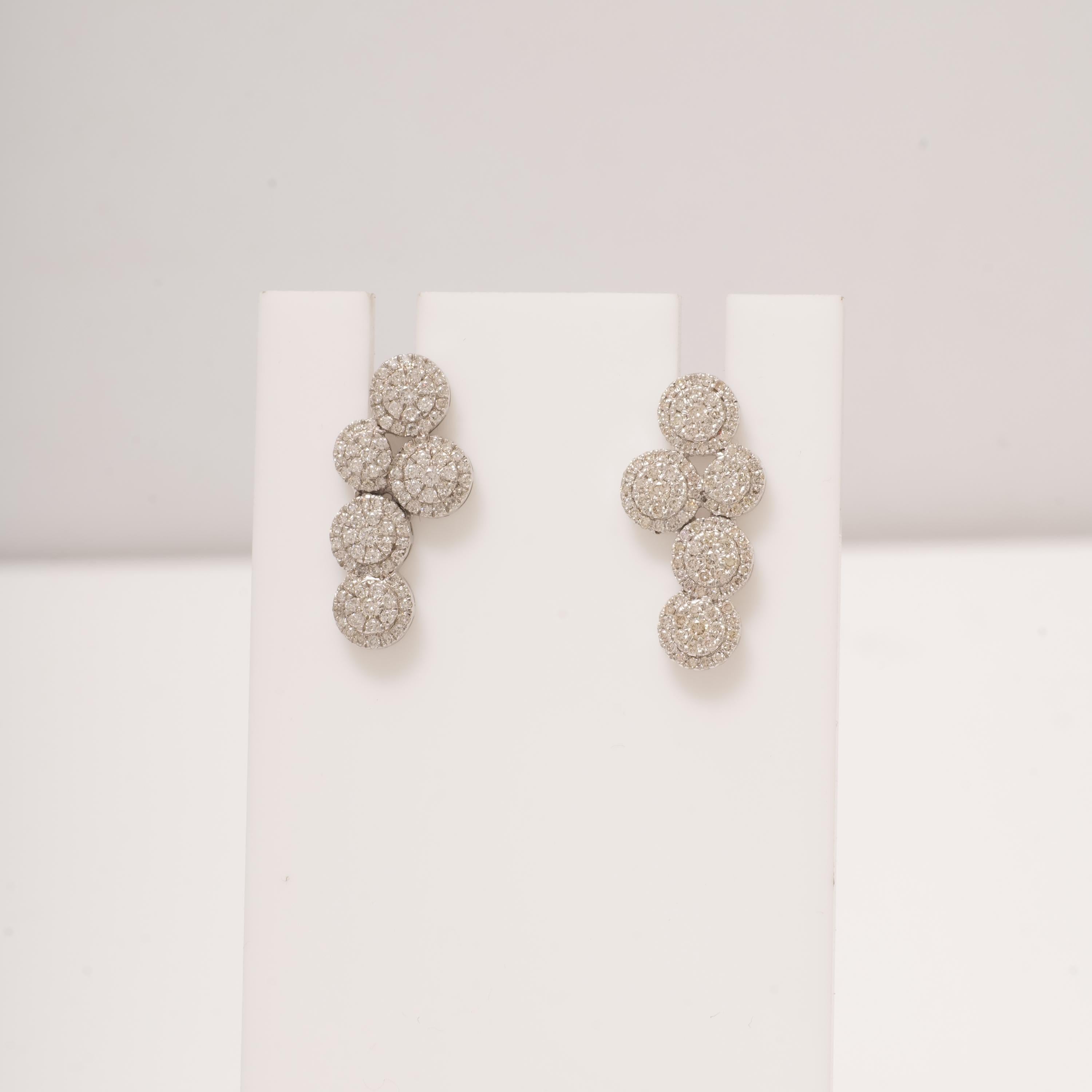 Taille ronde Boucles d'oreilles en or massif 14k avec diamant en grappe (certifié) en vente