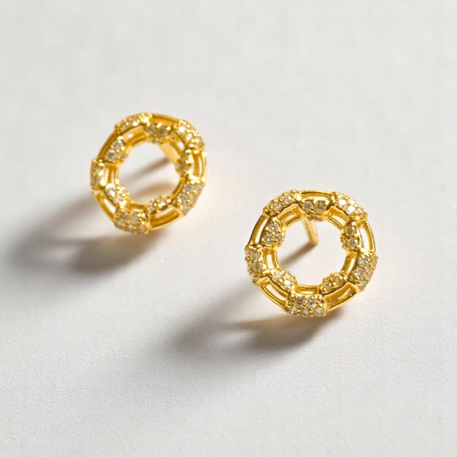 Boucles d'oreilles cercle en or massif 14 carats avec sertissage en halo (certifié) en vente