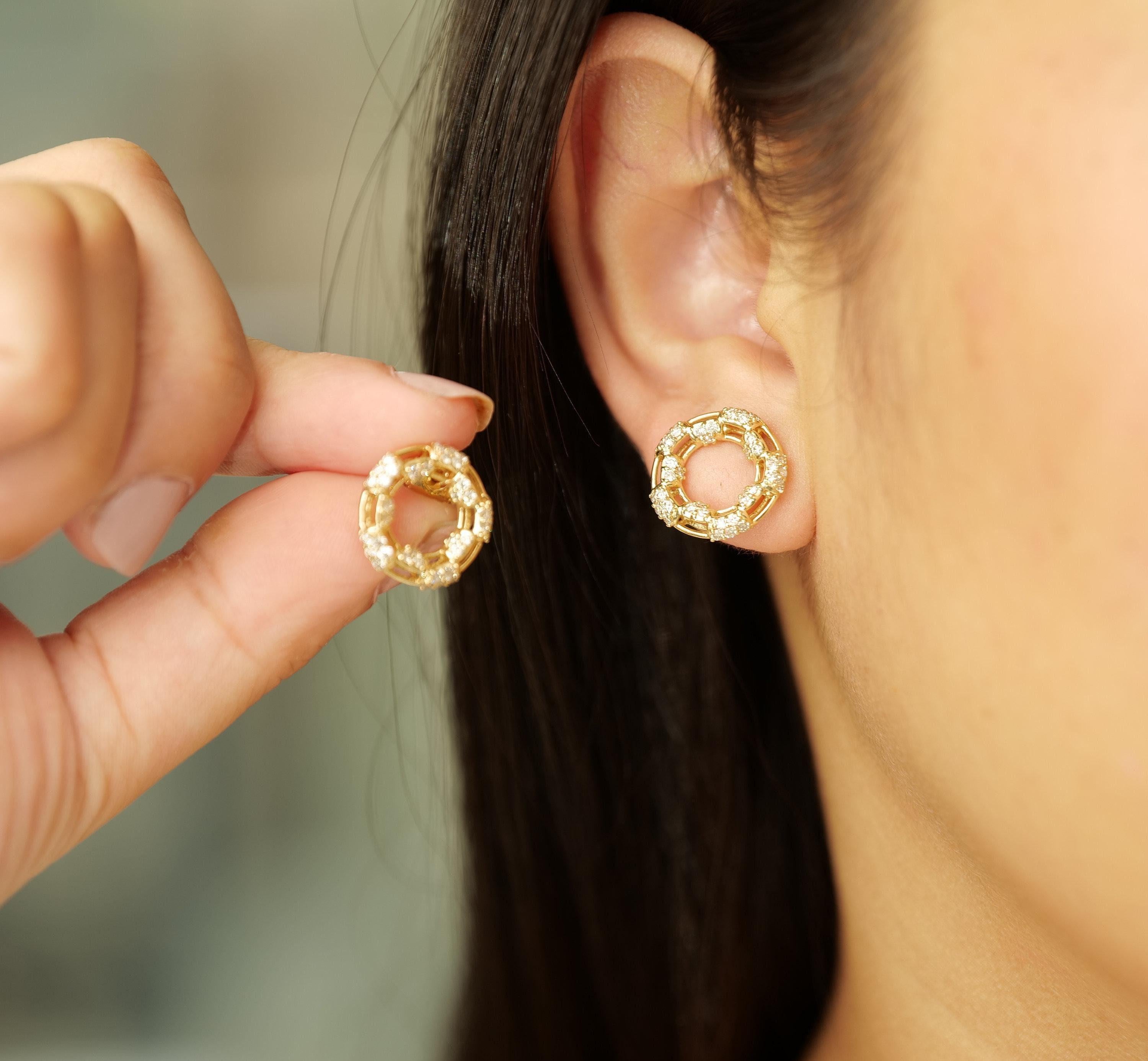 Art déco Boucles d'oreilles cercle en or massif 14 carats avec sertissage en halo (certifié) en vente