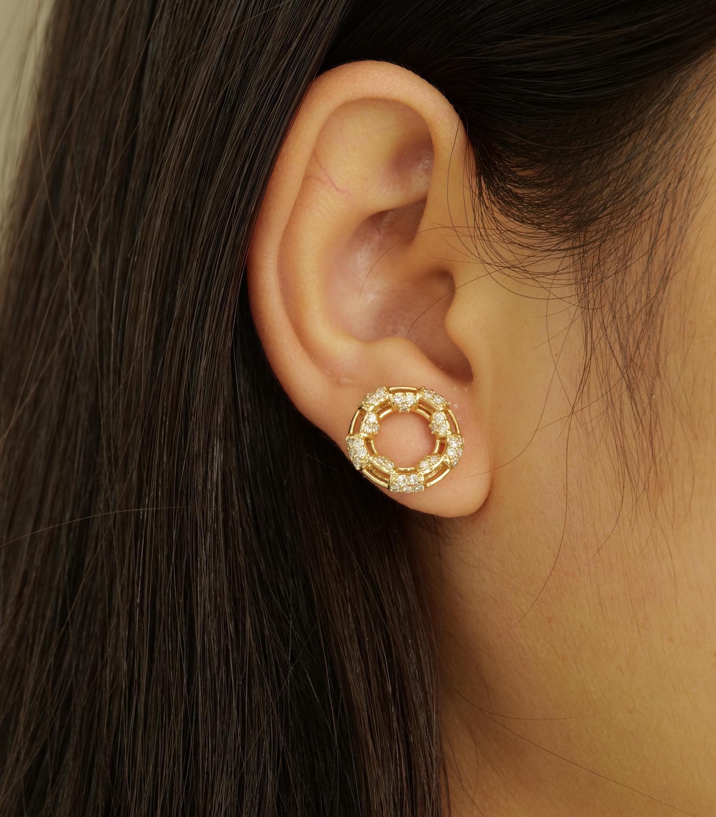 Taille ronde Boucles d'oreilles cercle en or massif 14 carats avec sertissage en halo (certifié) en vente