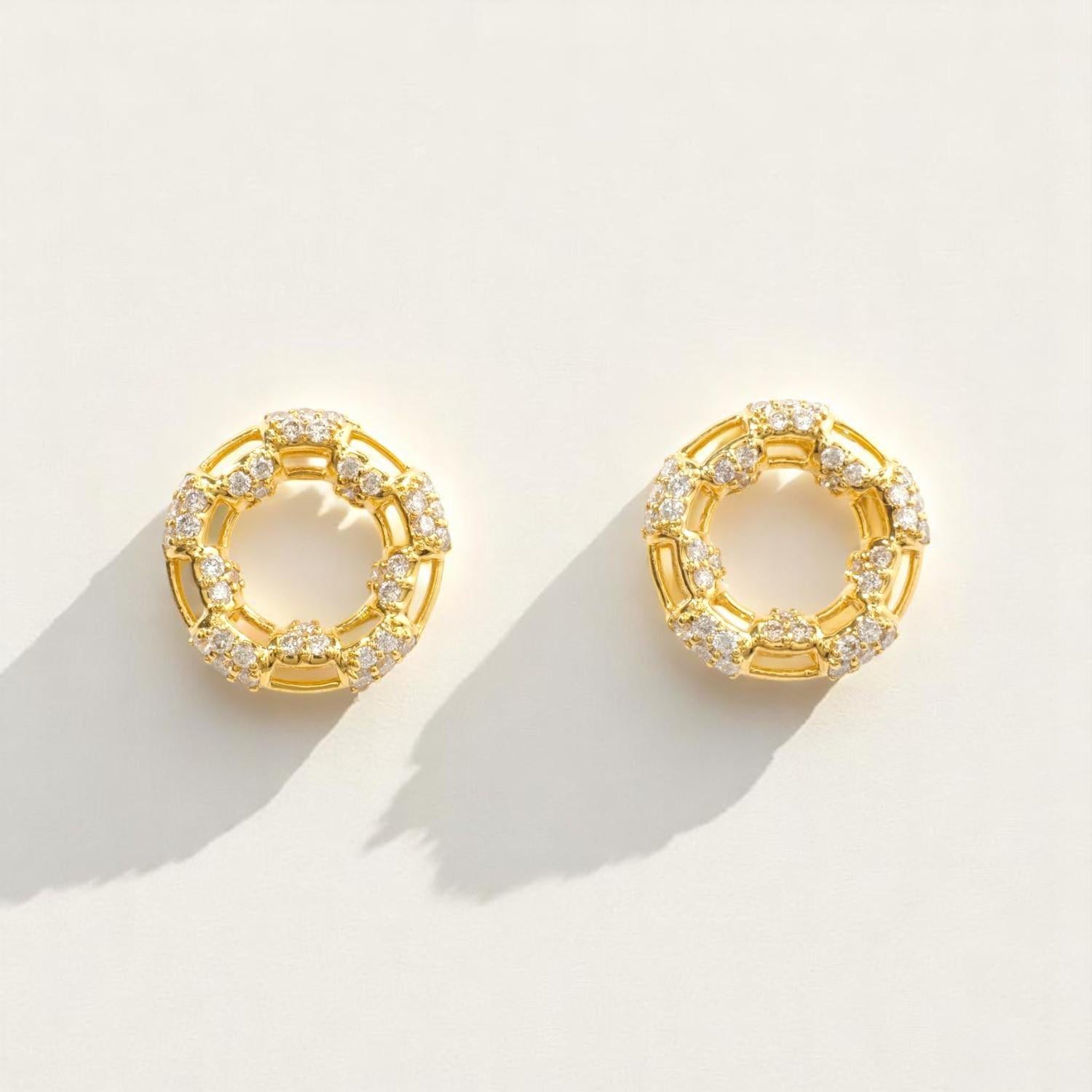 Boucles d'oreilles cercle en or massif 14 carats avec sertissage en halo (certifié) Neuf - En vente à New Delhi, DL