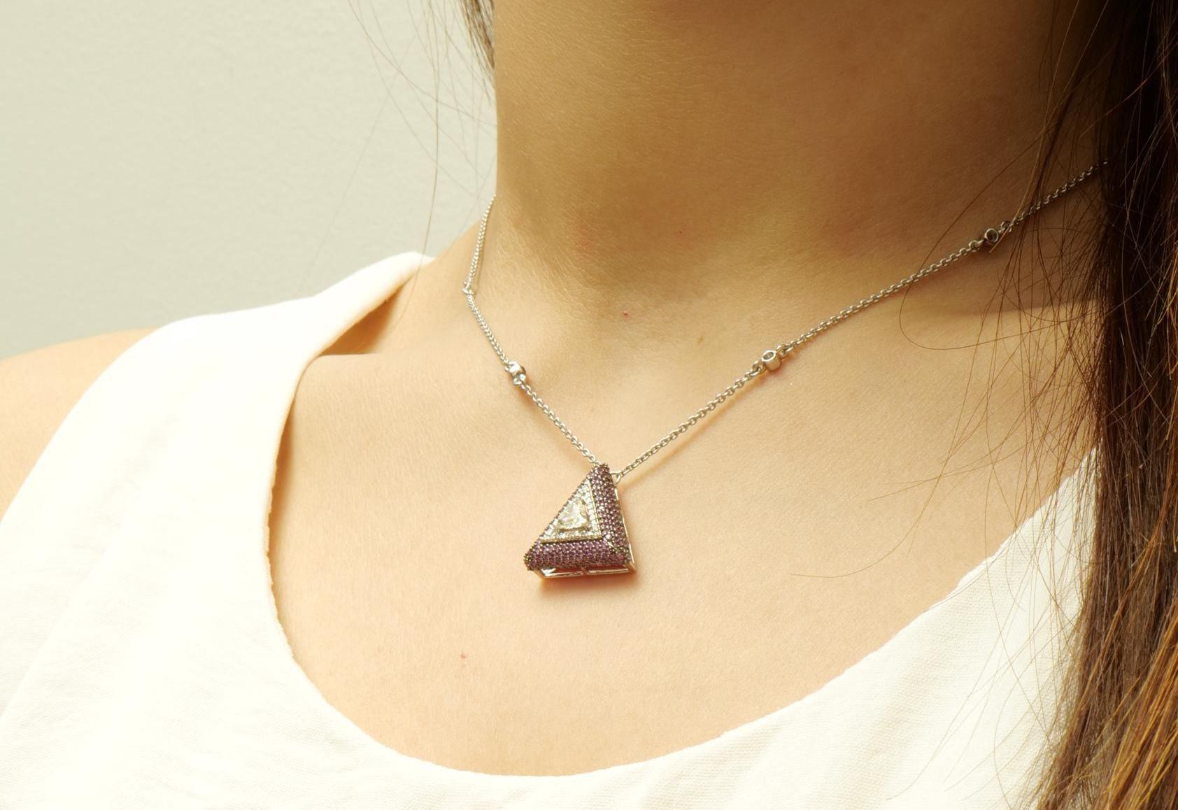 Taglio rotondo Collana con zaffiro rosa e diamante a triangolo in oro massiccio 14K (certificato) in vendita